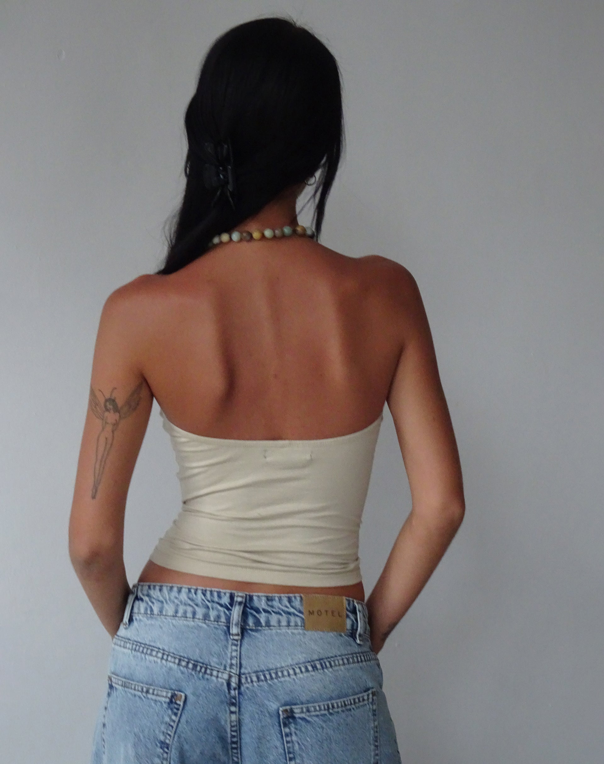 Afbeelding van MOTEL X JACQUIE Dayu Bandeau Crop Top in Kokosmelk
