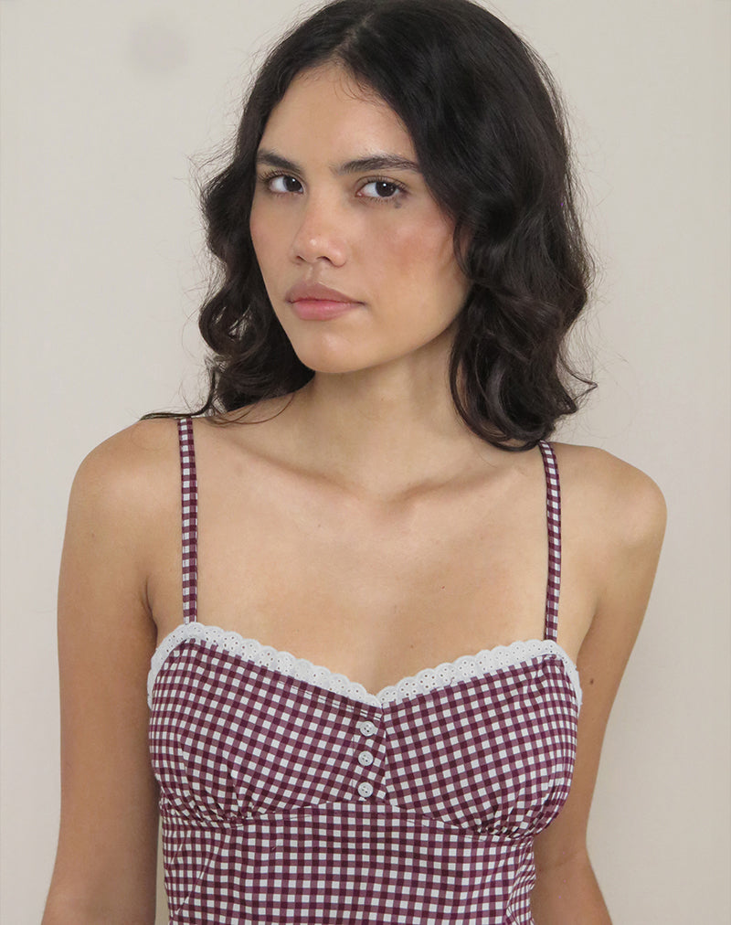 Afbeelding van Delphine Mini Cami Dress in Mini Gingham Wijn met Wit Kant