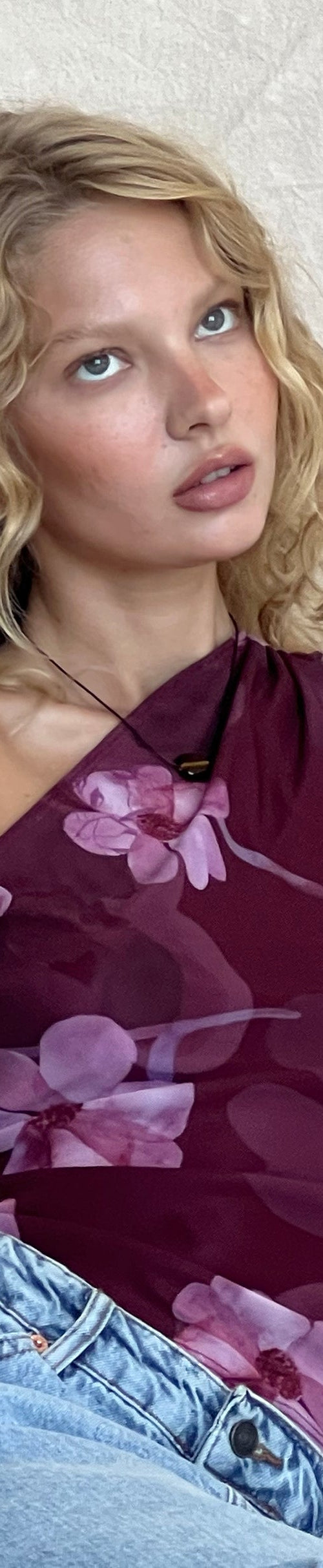 Afbeelding van Derse One Shoulder Mesh Top in Watercolour Bloemen Berry