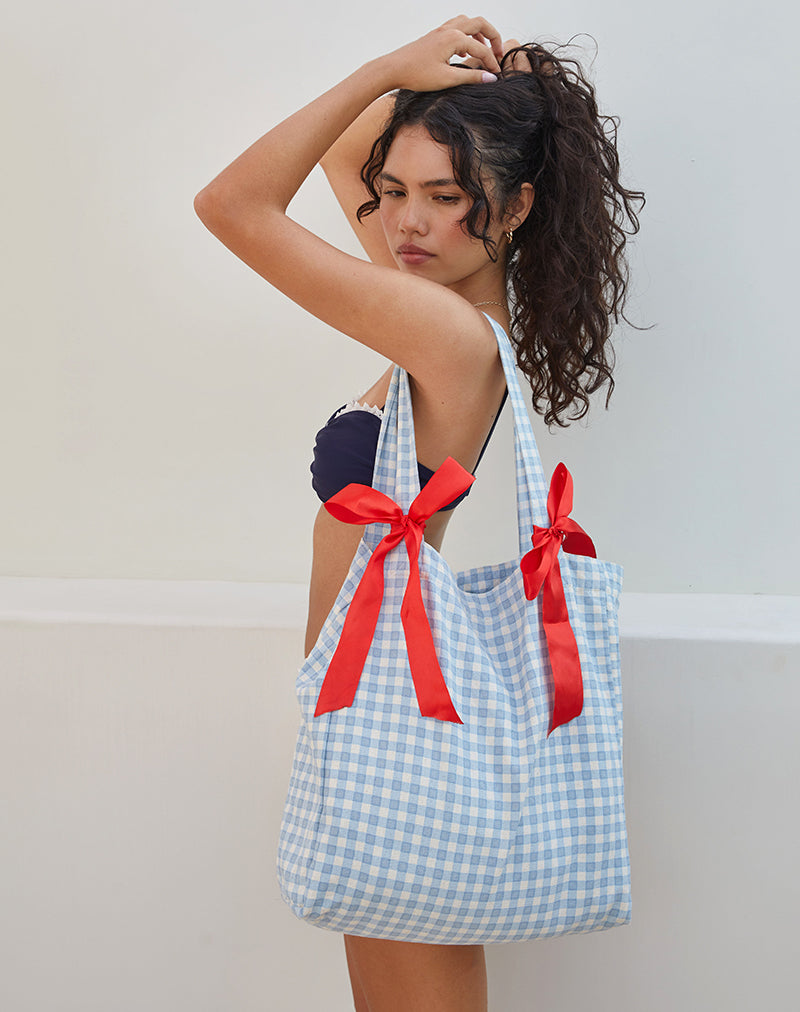 Barbara draagtas in blauw geruit met rode strik