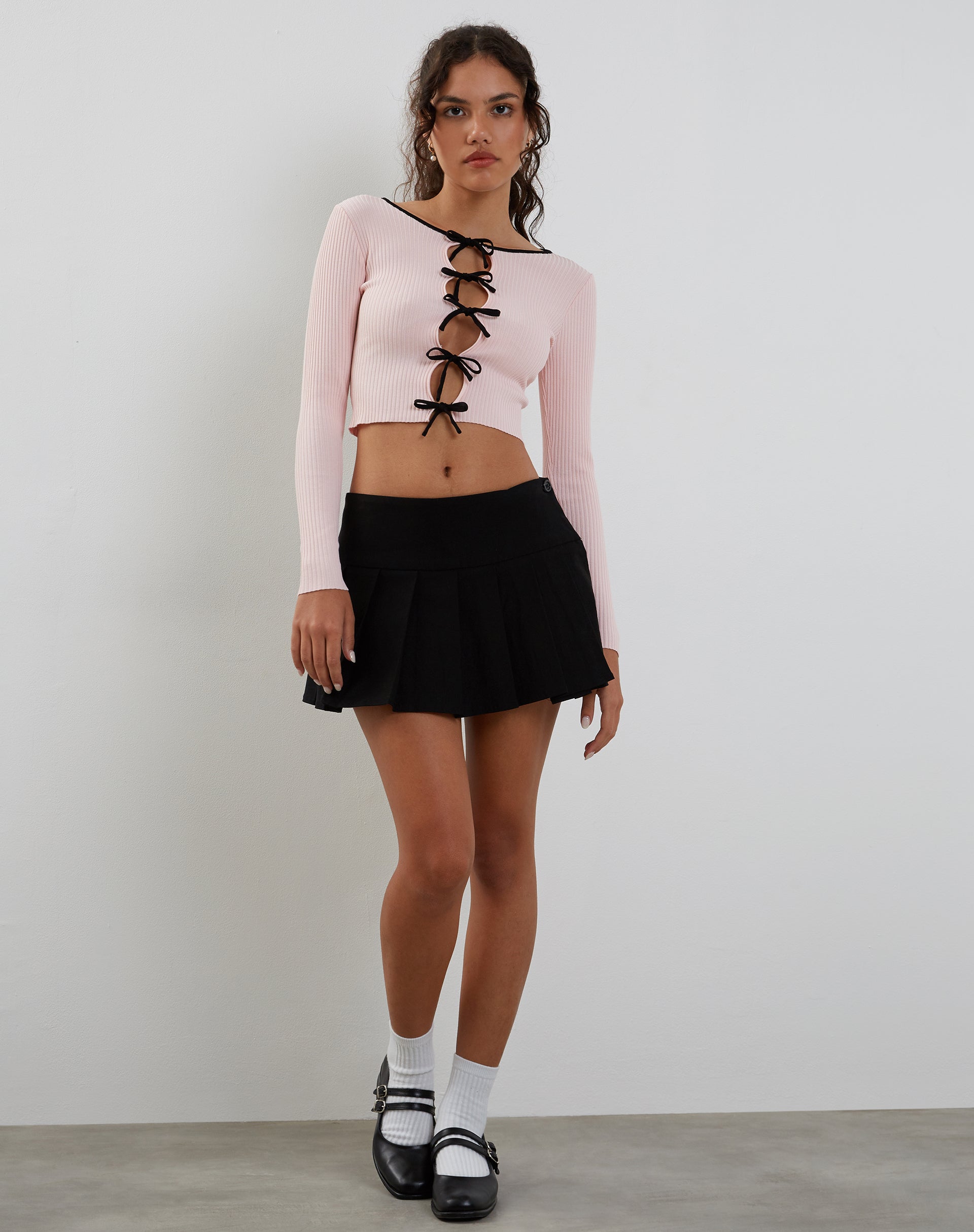 Afbeelding van Dipha vest in Blush Pink met zwarte strikken