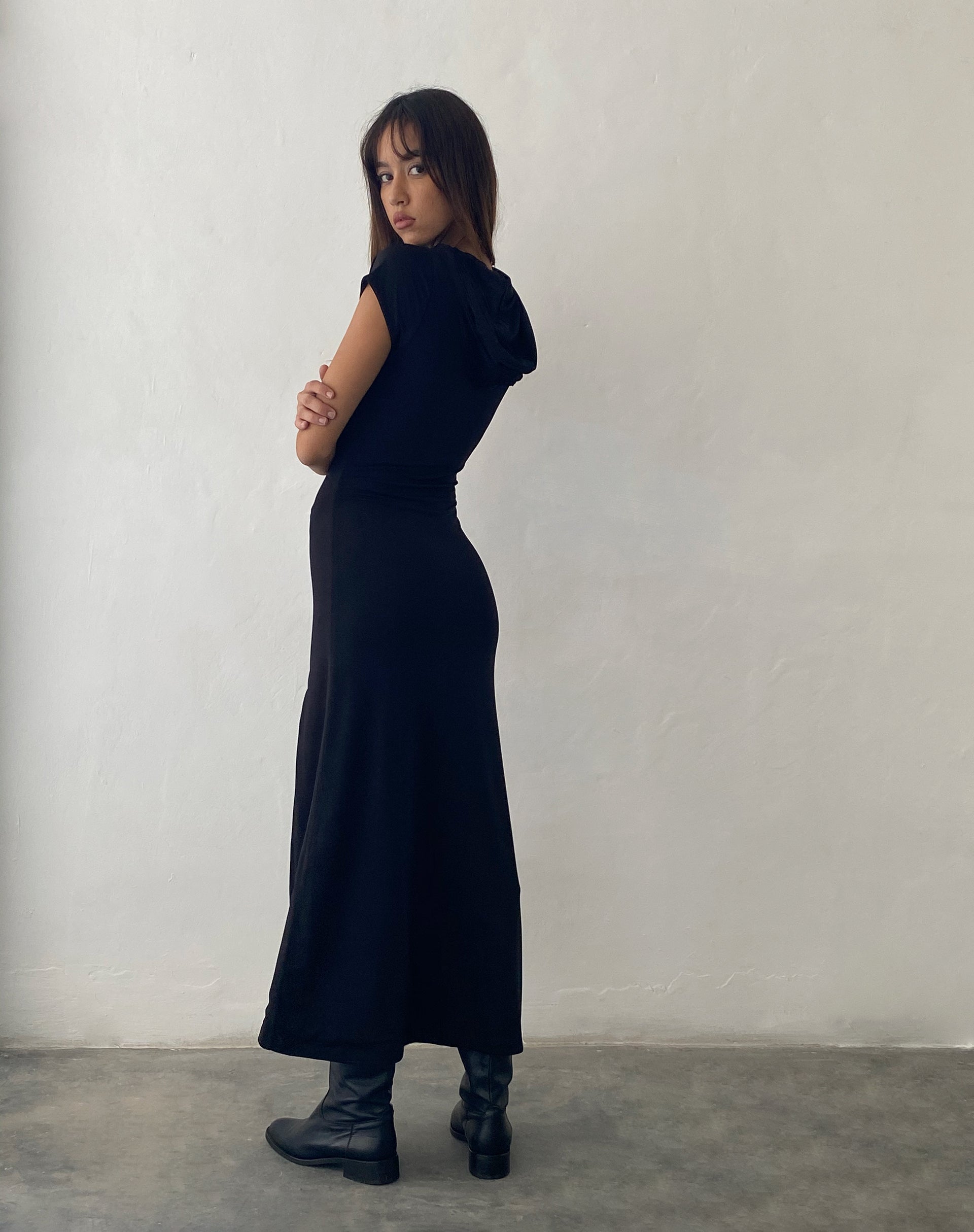 Afbeelding van Dixie Maxi Dress met kap in Slinky Zwart