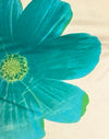 Karnemelk met geverfde blauwe bloem