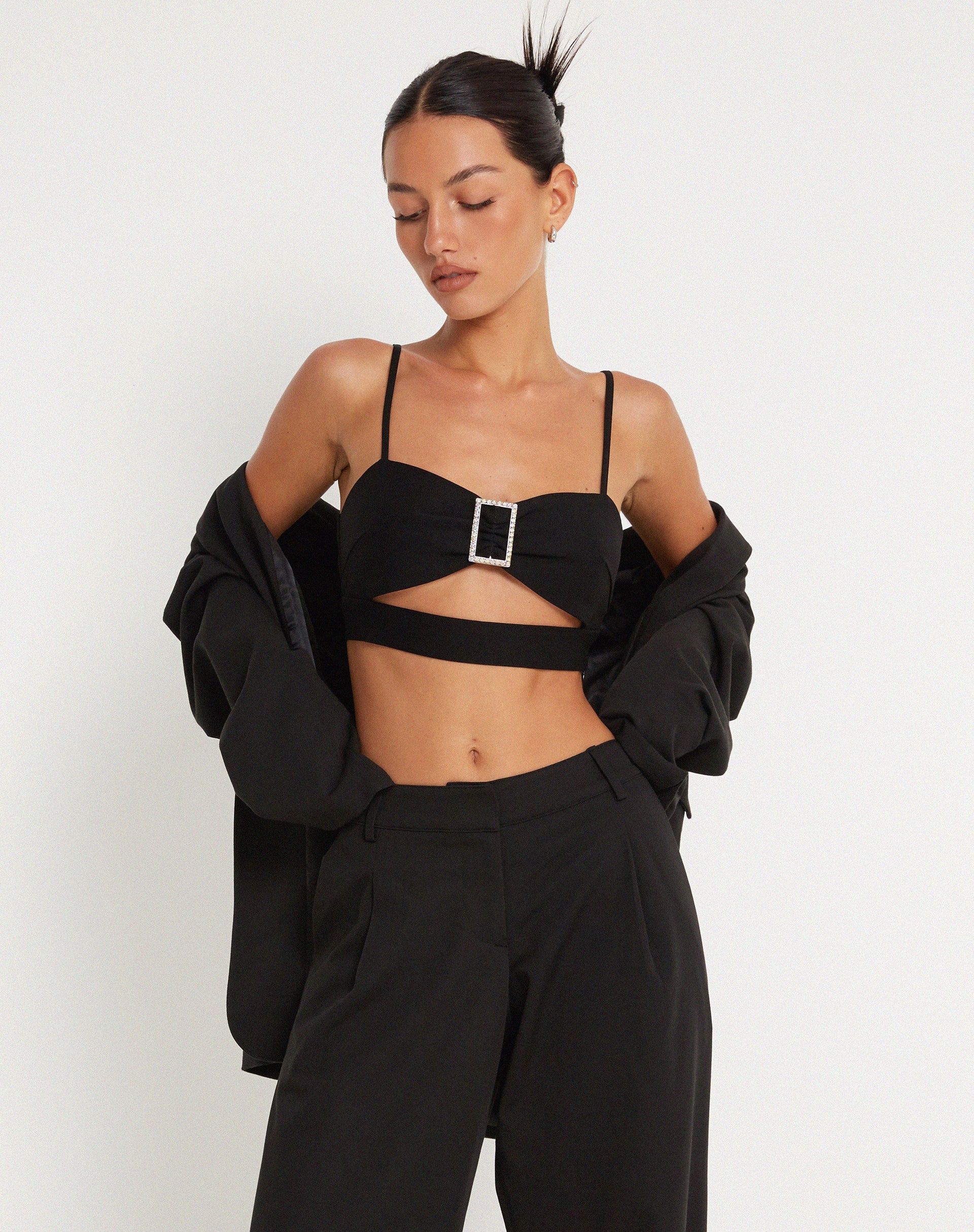 Afbeelding van Elenia Crop Top met gespdetail in zwart