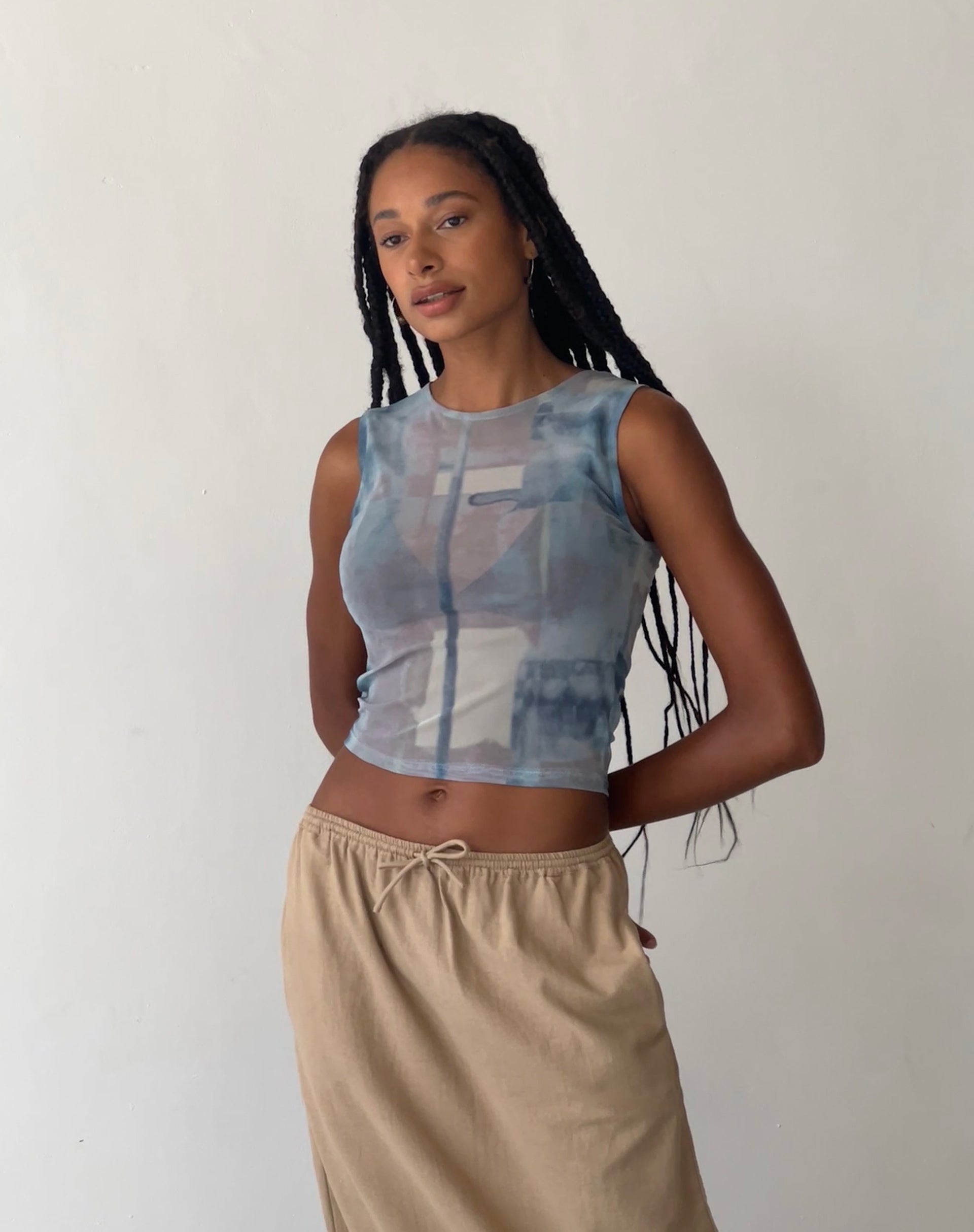 Afbeelding van MOTEL X JACQUIE Elisha Top in Mesh Abstract Paint Brush Blue