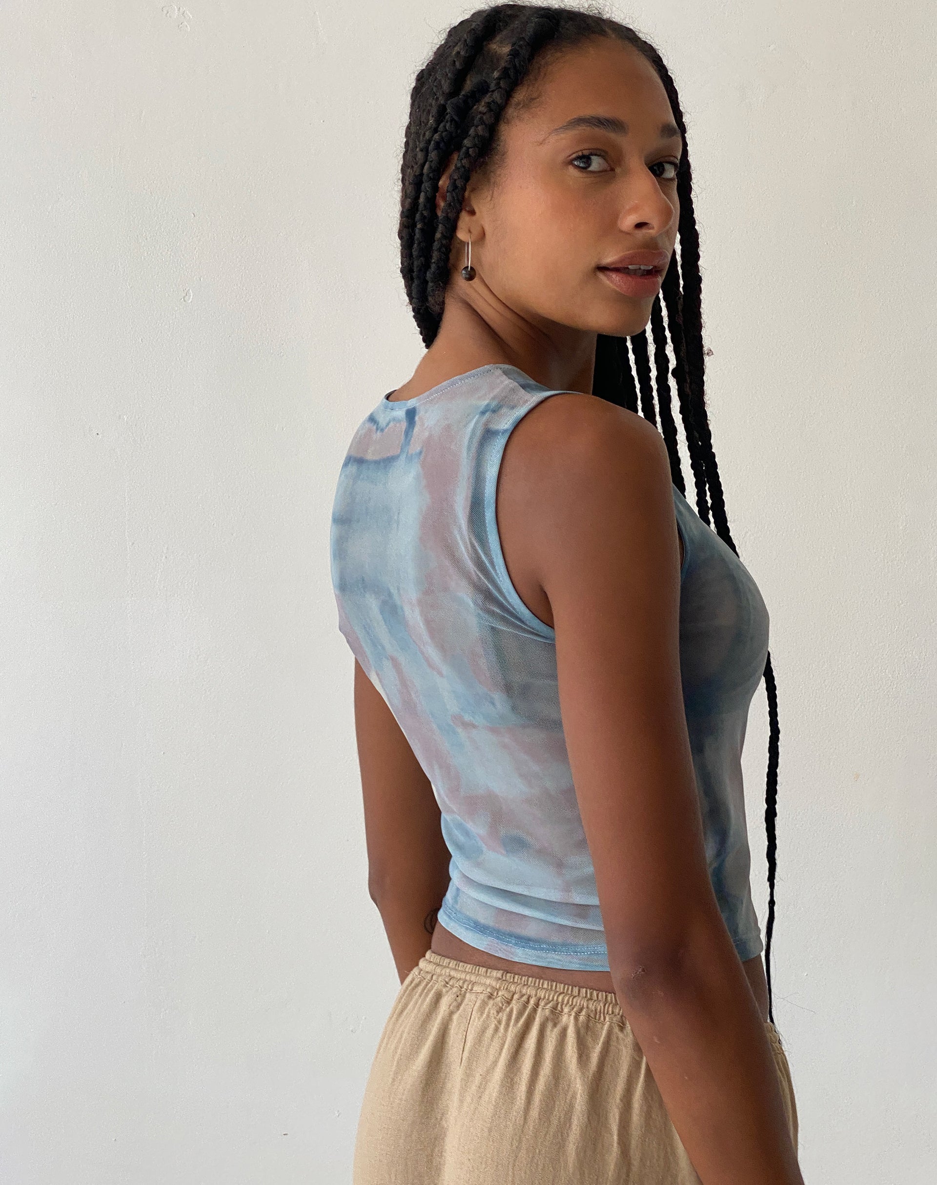 Afbeelding van MOTEL X JACQUIE Elisha Top in Mesh Abstract Paint Brush Blue