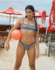 Afbeelding van Elvina Bikinitop in Stripe Blue met Bruine Binding