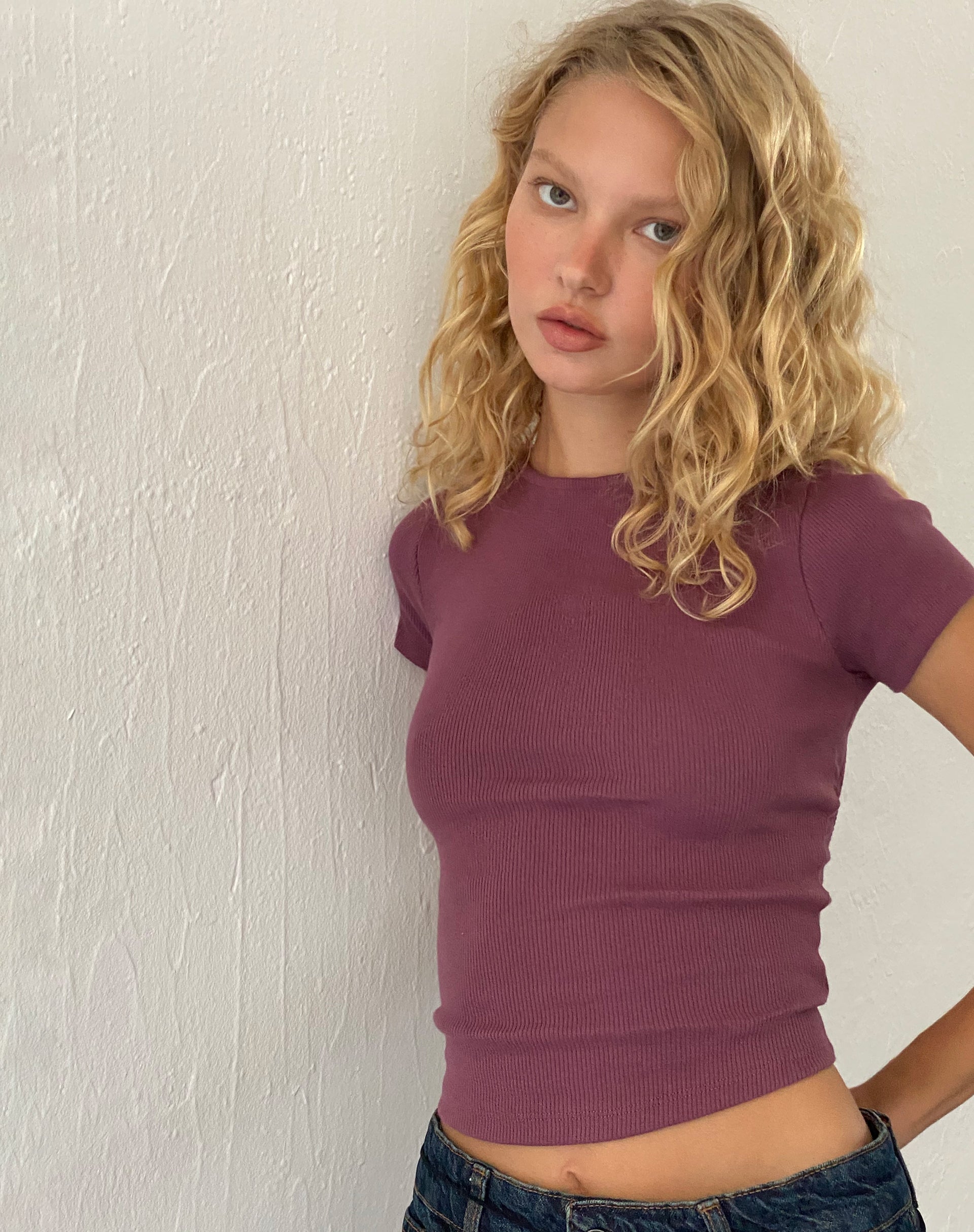 Afbeelding van Elyto Geribd T-shirt met open rug in Mauve