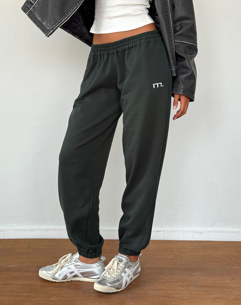 Em Jogger in Beluga lichtgrijs met M borduursel