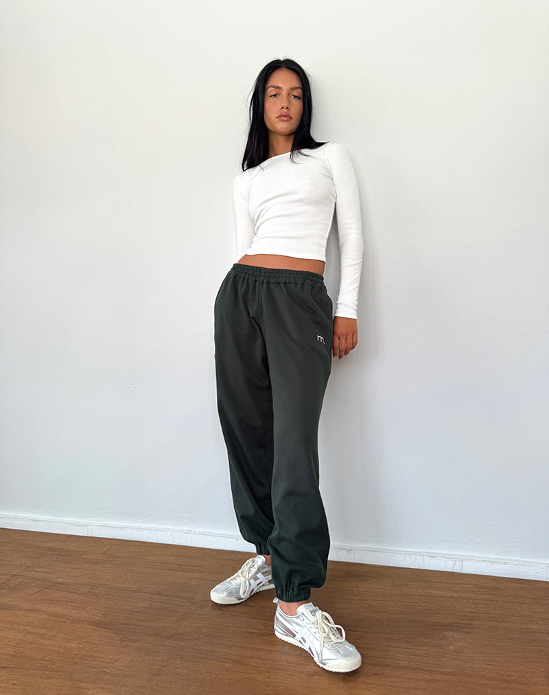 Em Jogger in Beluga lichtgrijs met M borduursel