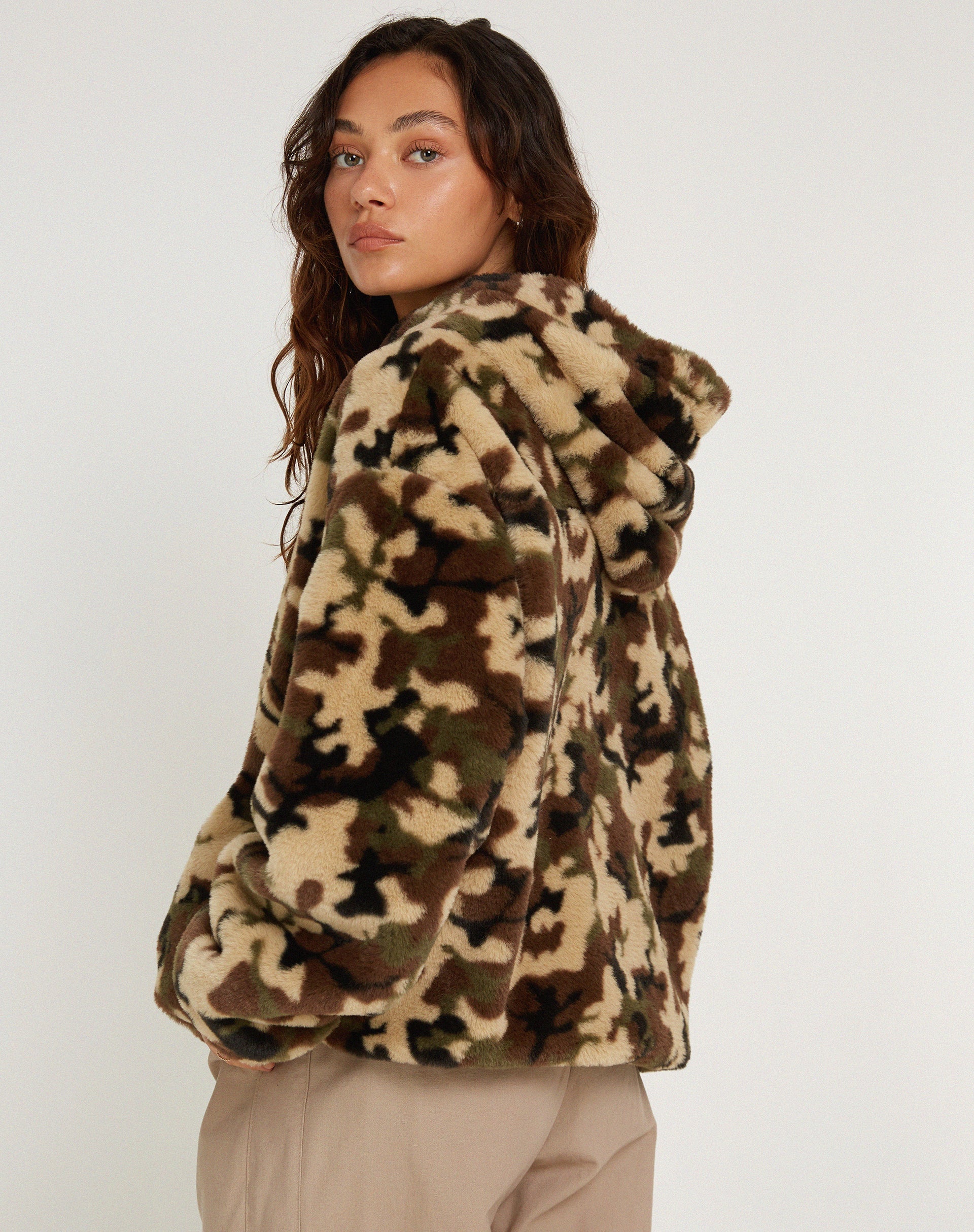 Afbeelding van Emerson jas van imitatiebont in Camo Brown Pebble