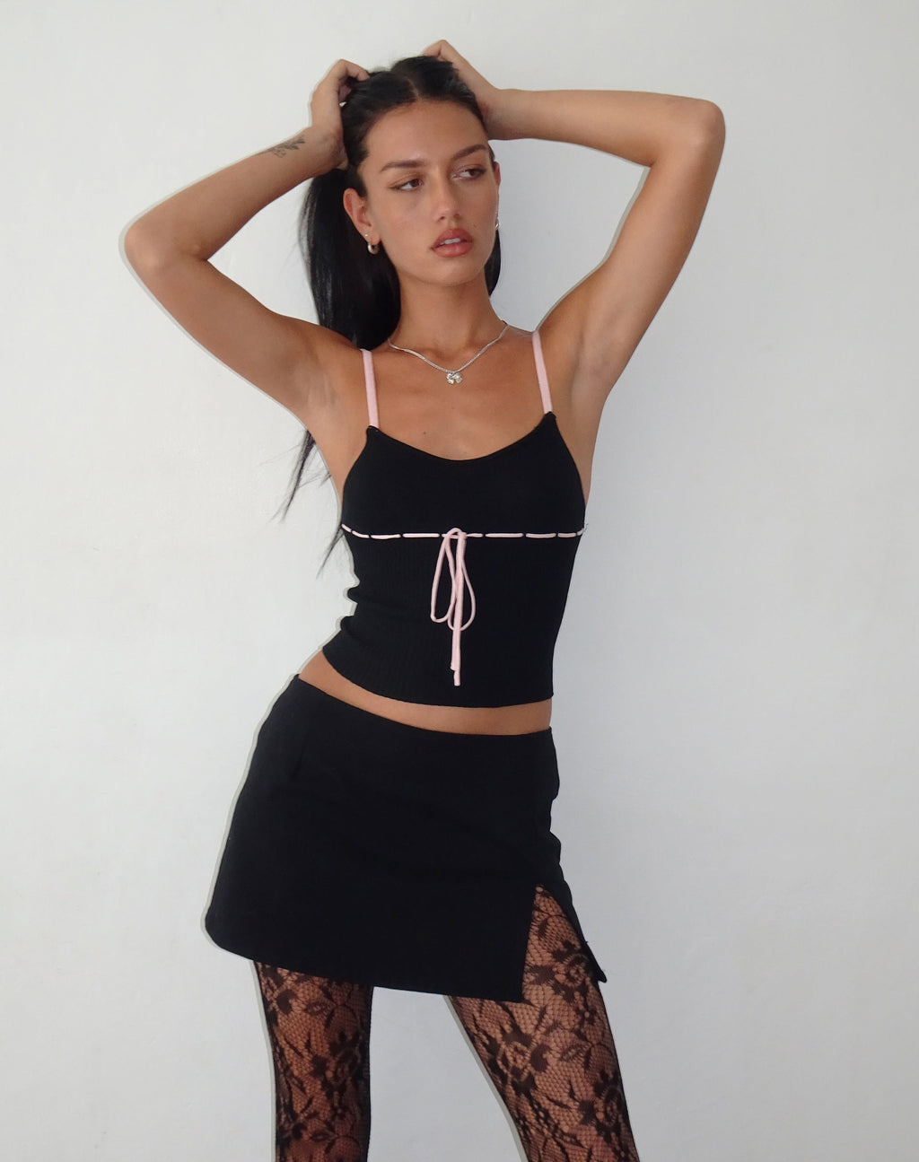 Emonie Cami Top in Zwart met Roze Binding