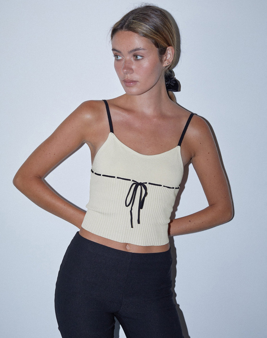Emonie Cami Top in Neutraal met Zwarte Bies