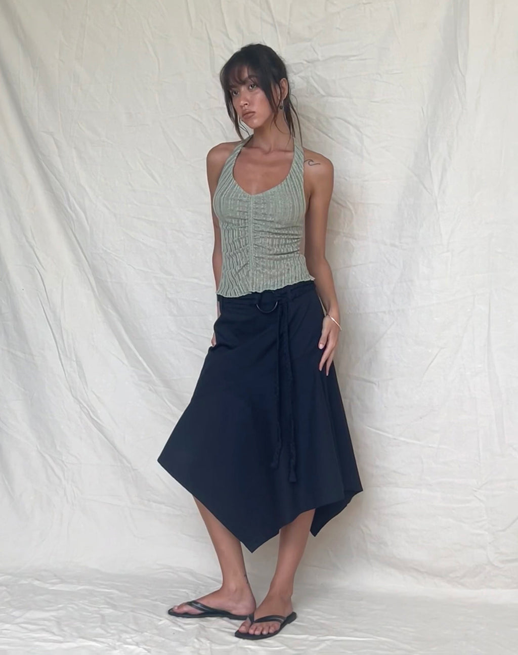 Nejusi Asymmetrische Midi Rok in Zwart met Gevlochten Riem