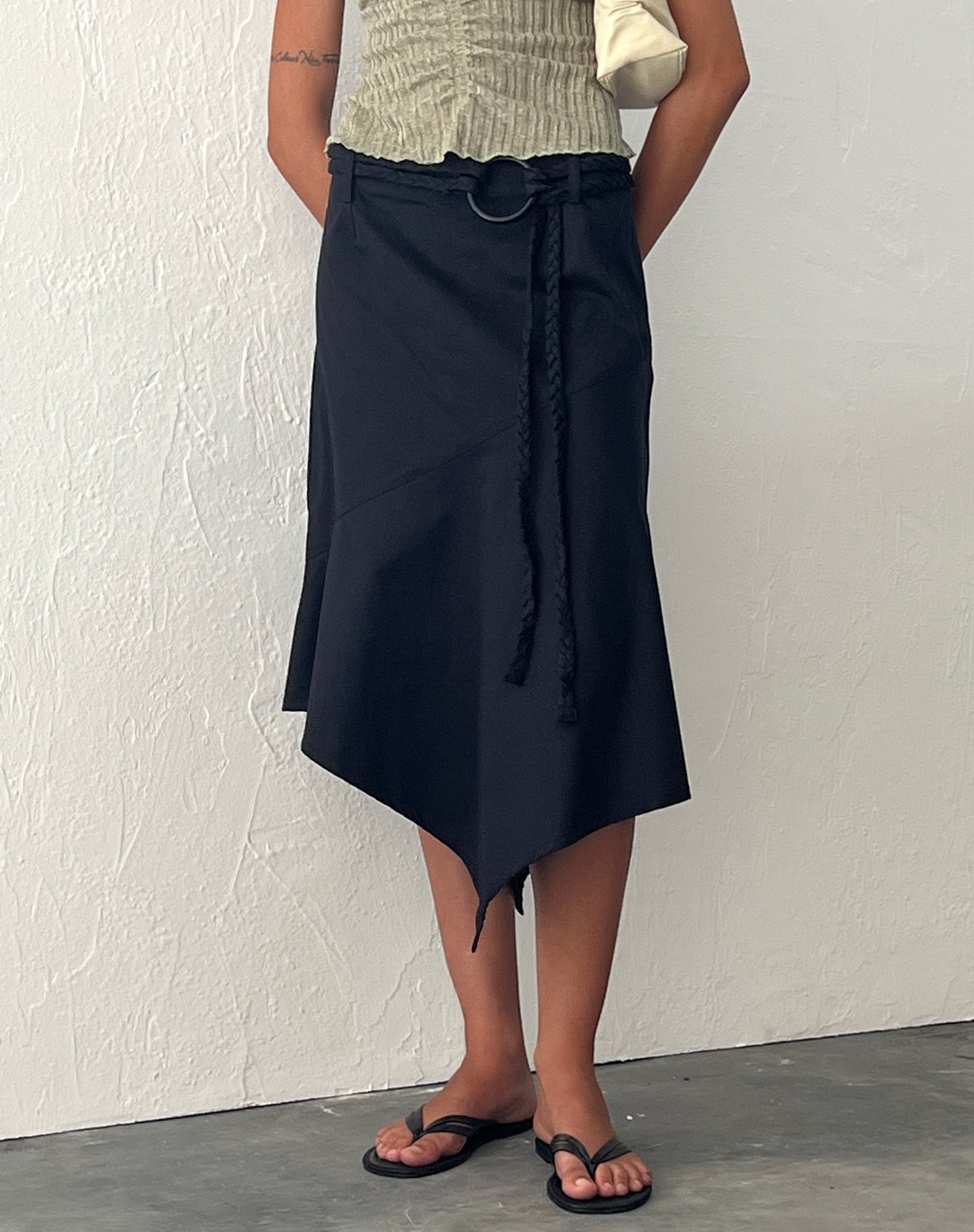 Afbeelding van Nejusi Asymmetrische Midi Rok in Zwart met Gevlochten Riem