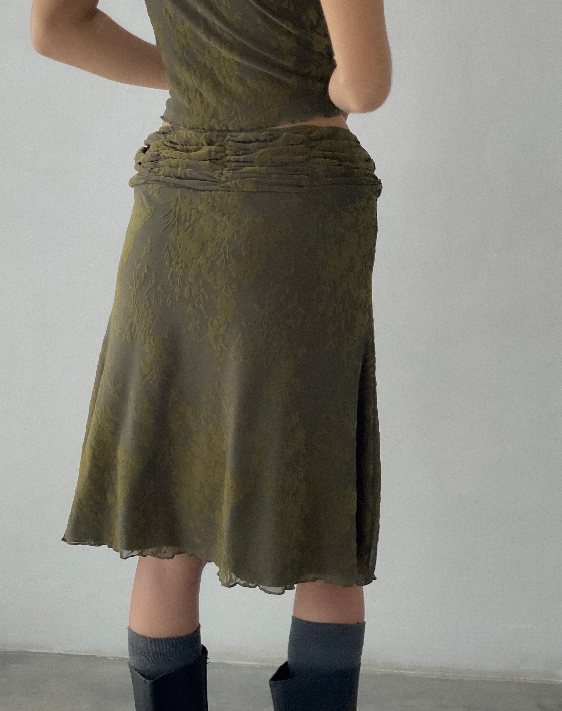 Afbeelding van Erato Midi rok in abstract botanisch donker olijfgroen