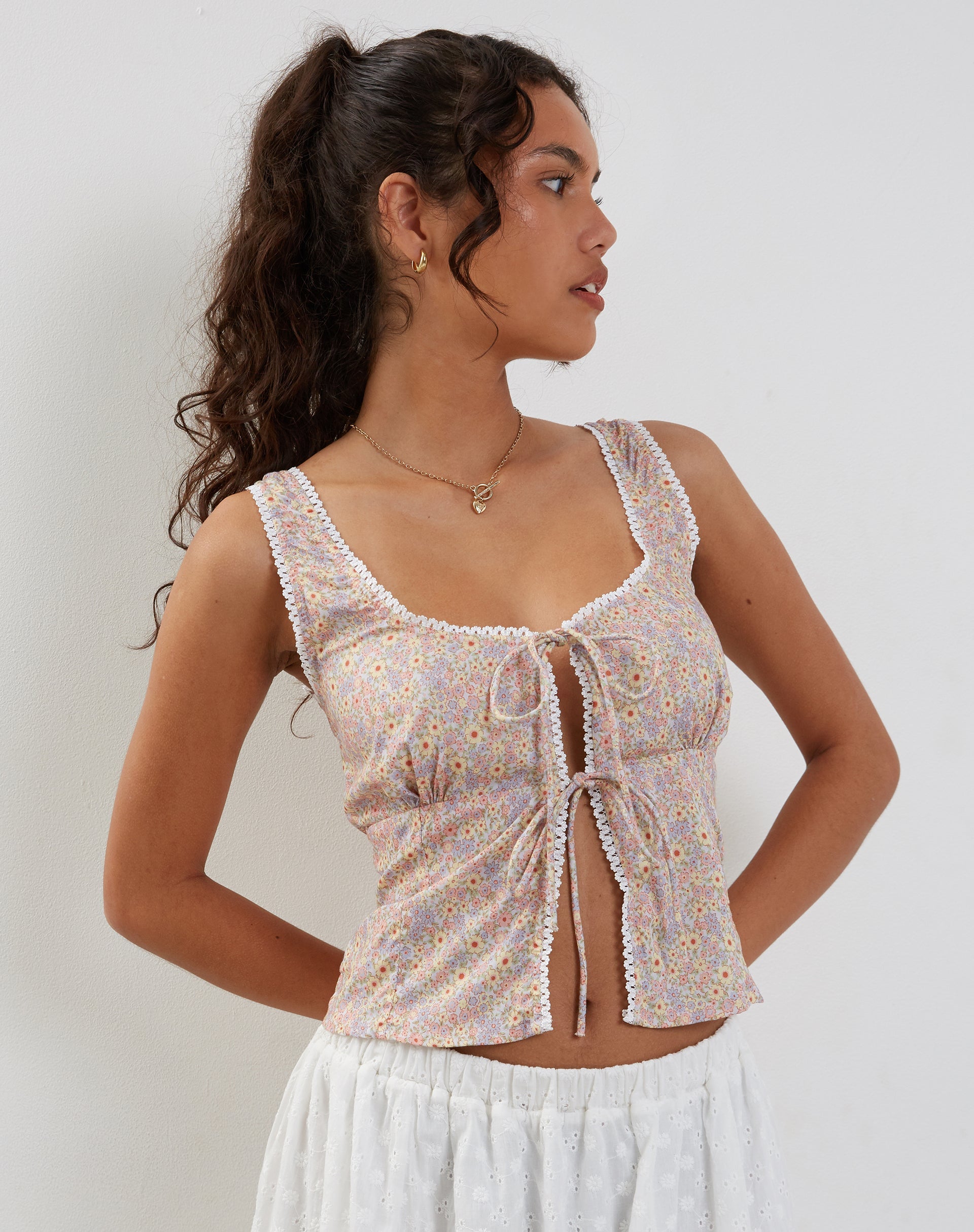Afbeelding van Esau Tie Front Top in 70s Prairie Girl Floral