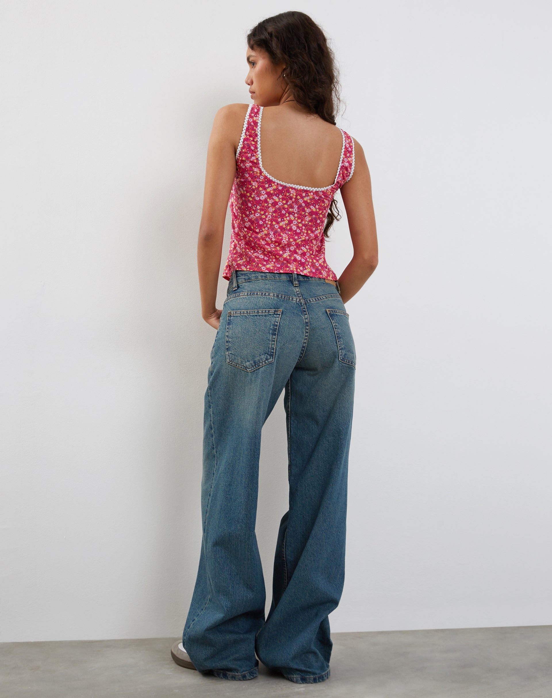 Afbeelding van Esau Tie Front Top in Ditsy Floral Pink