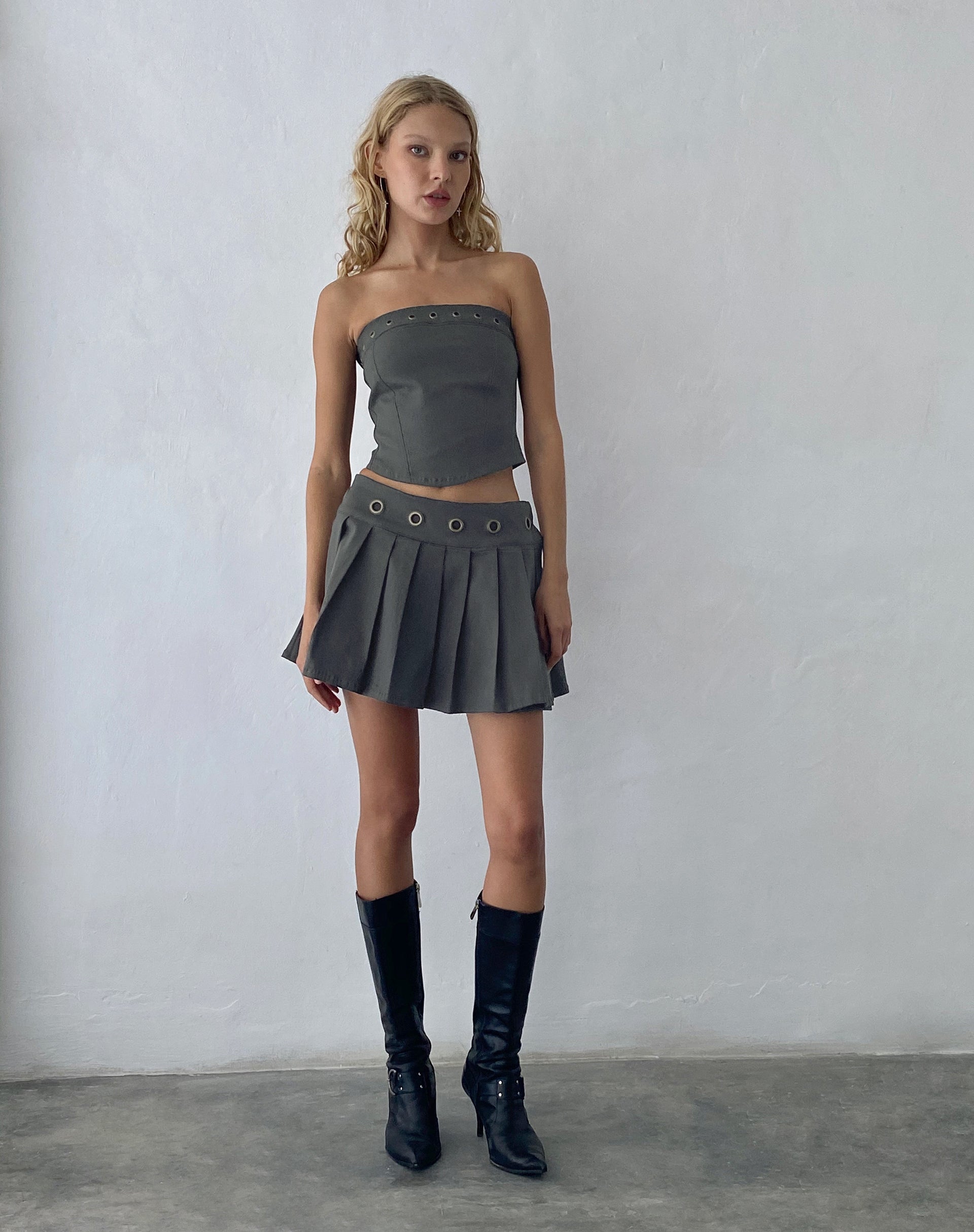 Afbeelding van Estel Eyelet Bandeau Top in Charcoal Grey