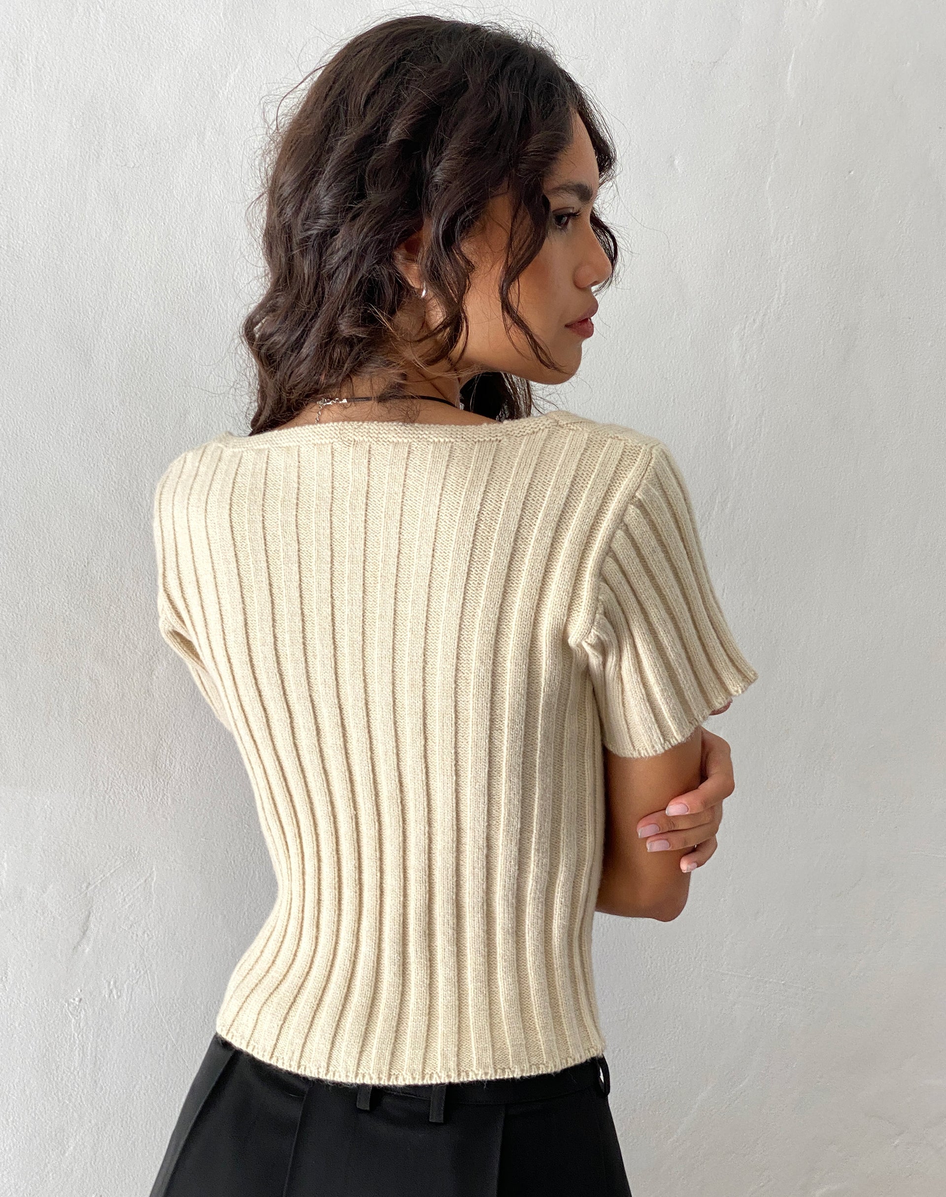 Afbeelding van Estella gebreide top met korte mouwen in Natural Oat