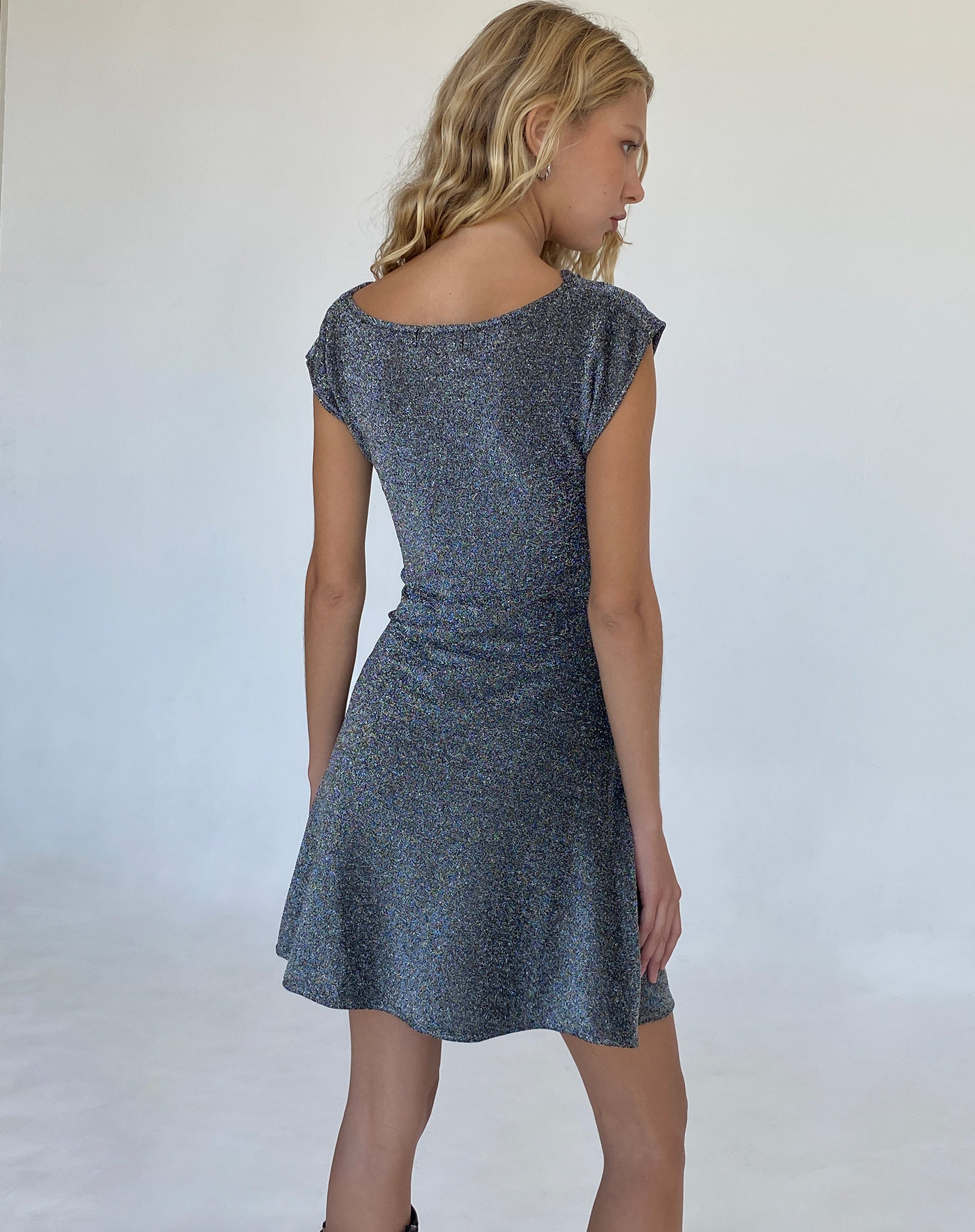 Afbeelding van Estrella Cowl Neck Mini Dress in Black Shimmer