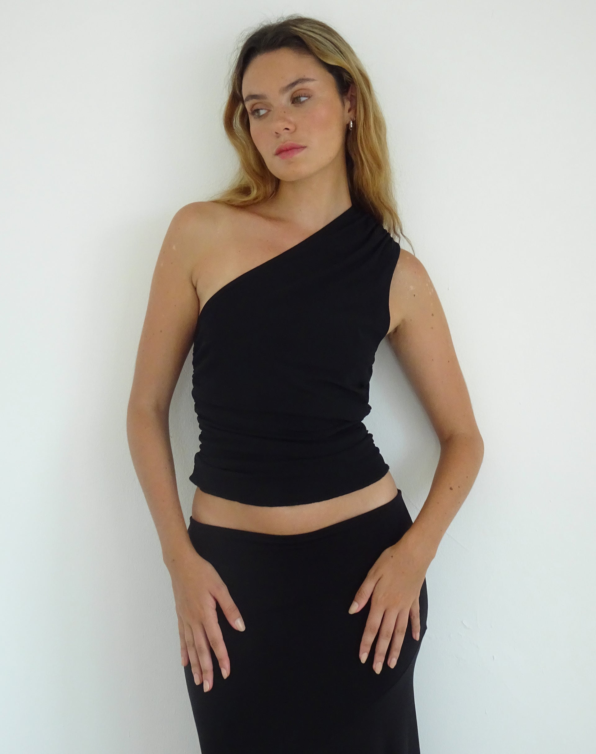 Afbeelding van Evelina One Shoulder Top in Zwart Mesh