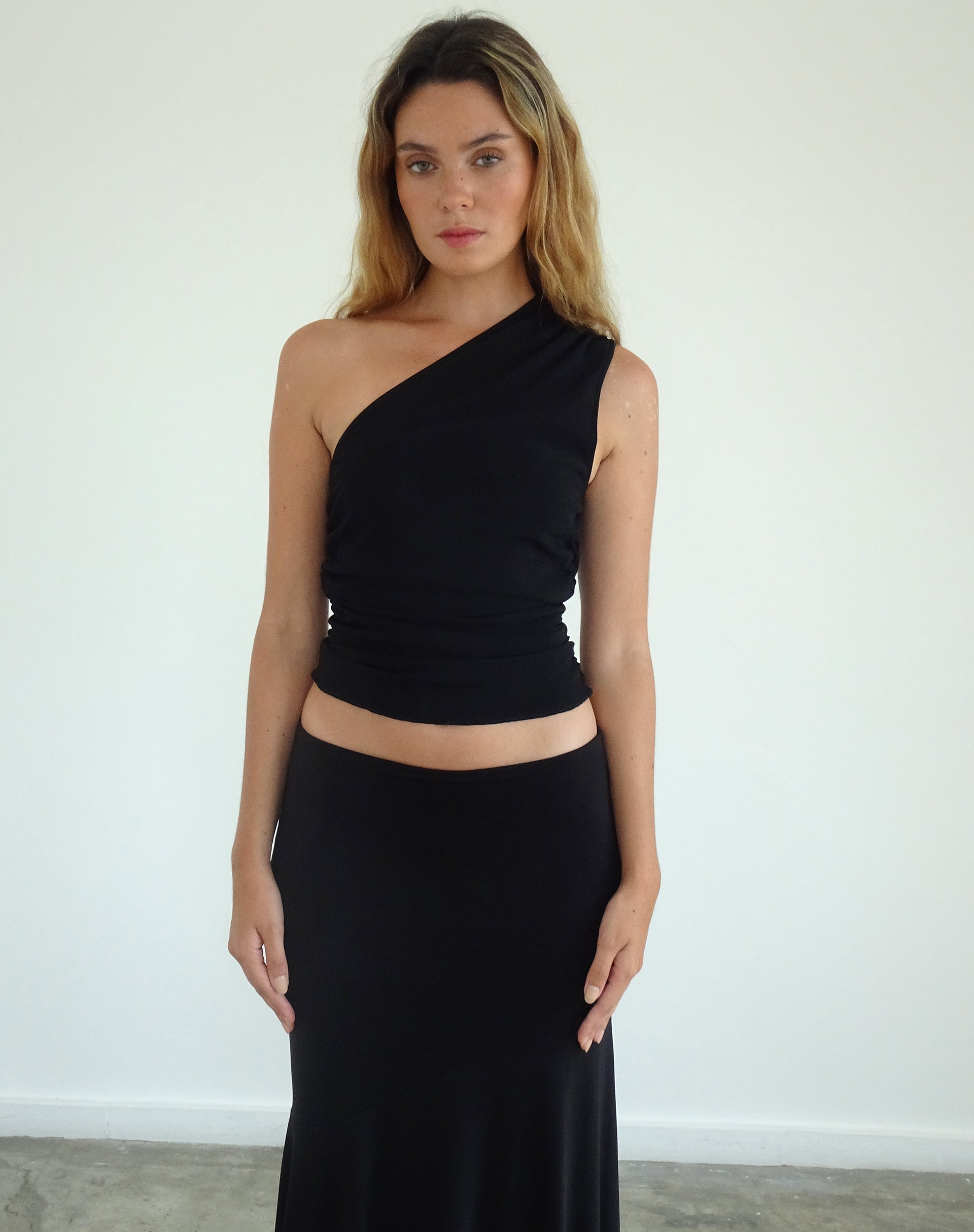 Afbeelding van Evelina One Shoulder Top in Zwart Mesh