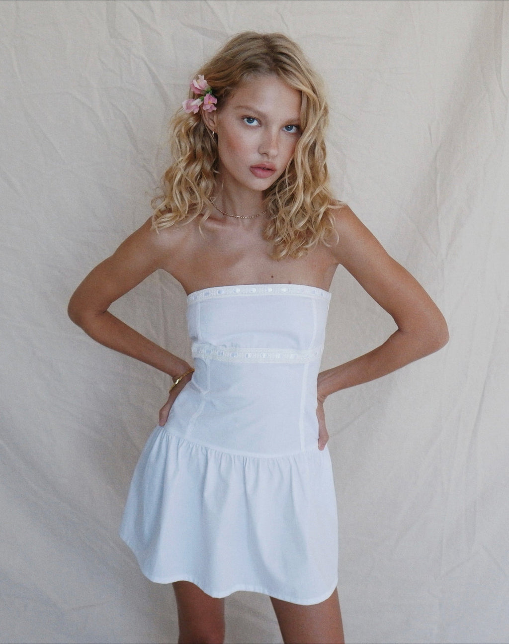 Faelyn Bandeau Mini Jurk in Popeline Wit