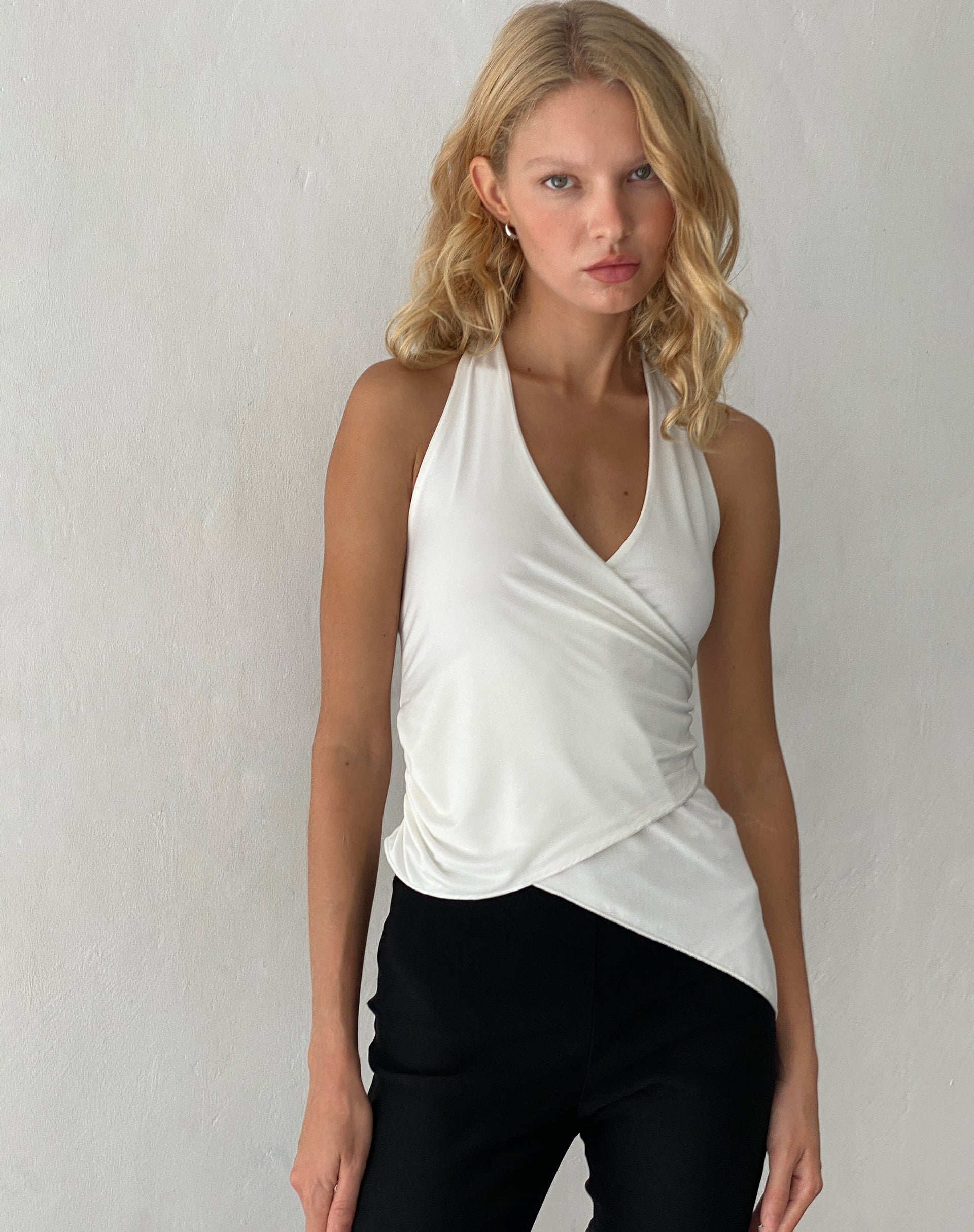 Afbeelding van Farah Halter Asymmetrische Plunge Top in Ivorya