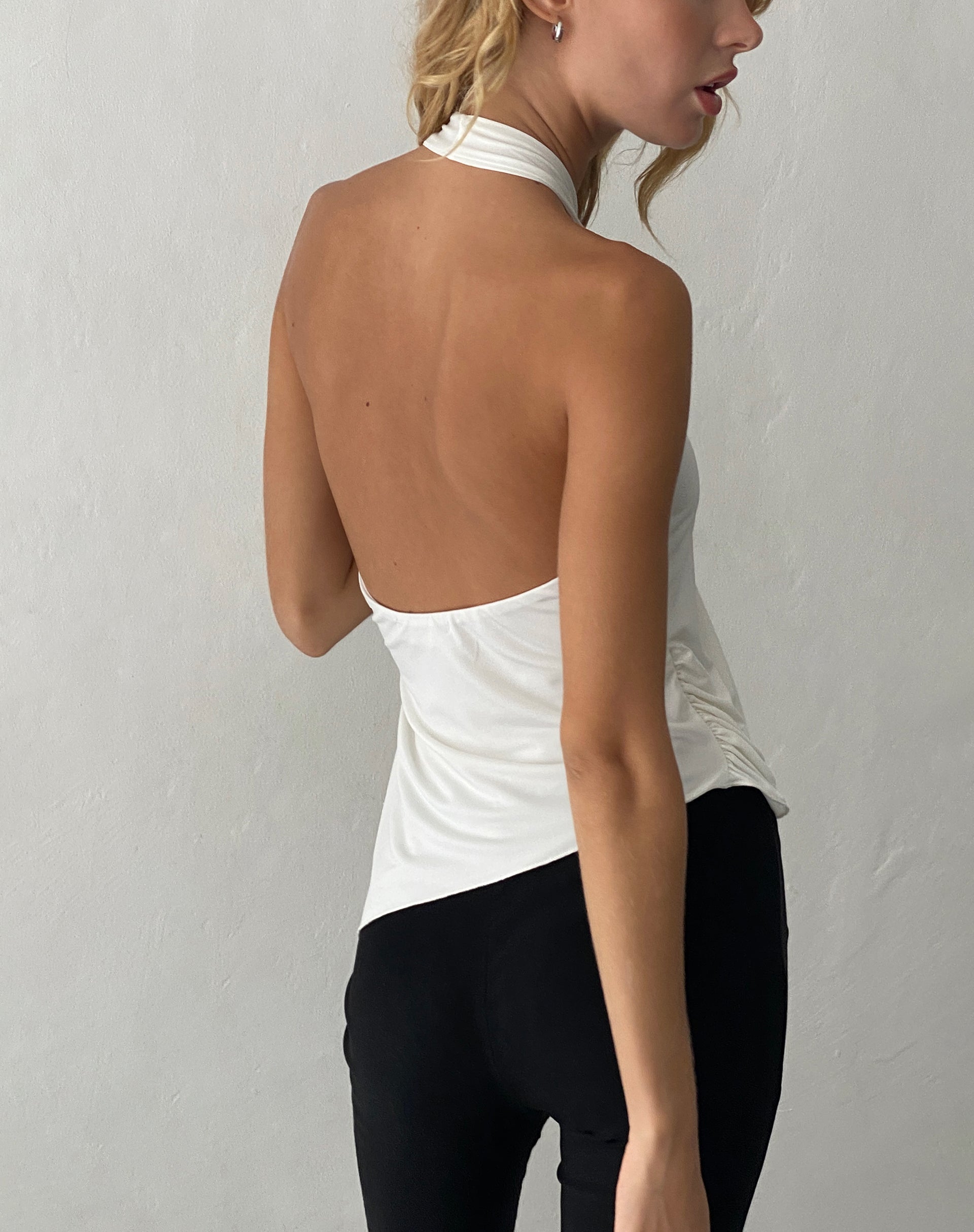 Afbeelding van Farah Halter Asymmetrische Plunge Top in Ivorya