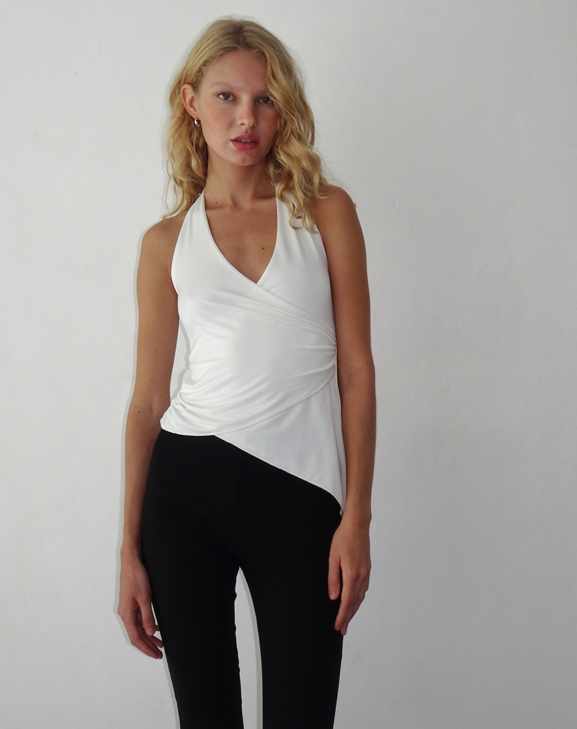 Afbeelding van Farah Halter Asymmetrische Plunge Top in Ivorya