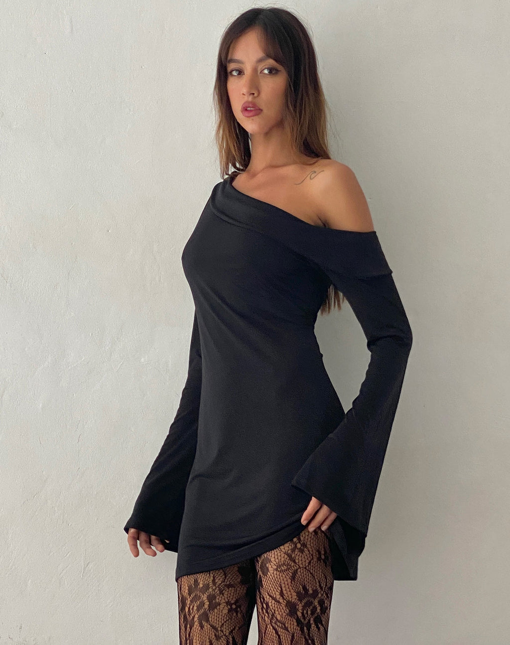 Fliss Asymmetrische Mini Jurk in Slinky Zwart
