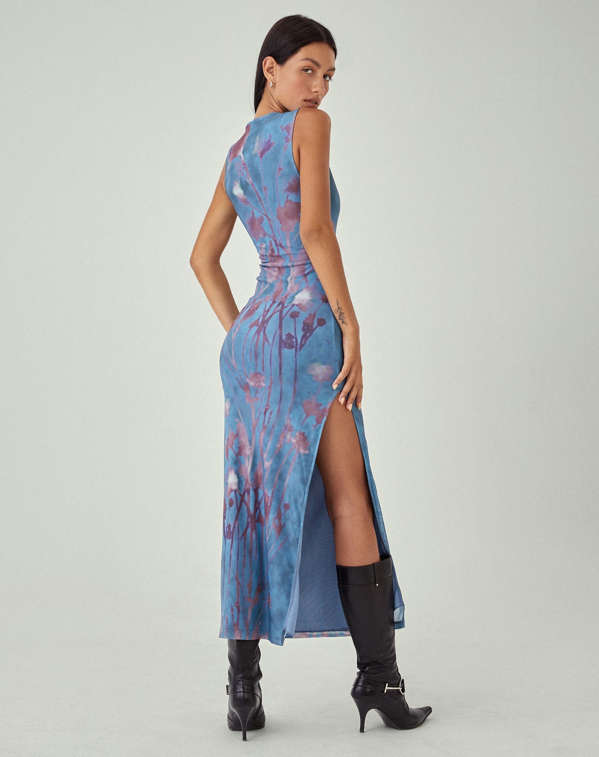 beeld van MOTEL X JACQUIE Flo Maxi Dress in Lumen Mesh Blue