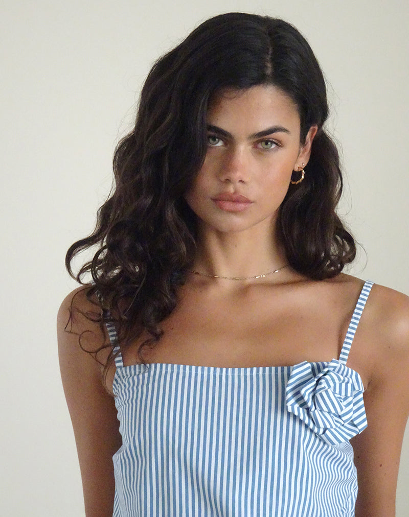 Afbeelding van Flowa Top in Blauw Kleine Verticale Streep met Rozet