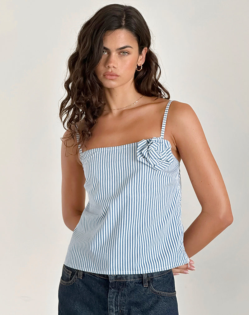 Afbeelding van Flowa Top in Blauw Kleine Verticale Streep met Rozet