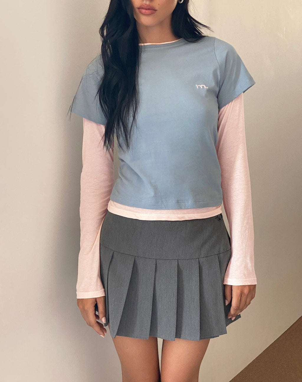 Galen tweekleurige top met lange mouwen in lichtgrijs blush met 'M' borduursel