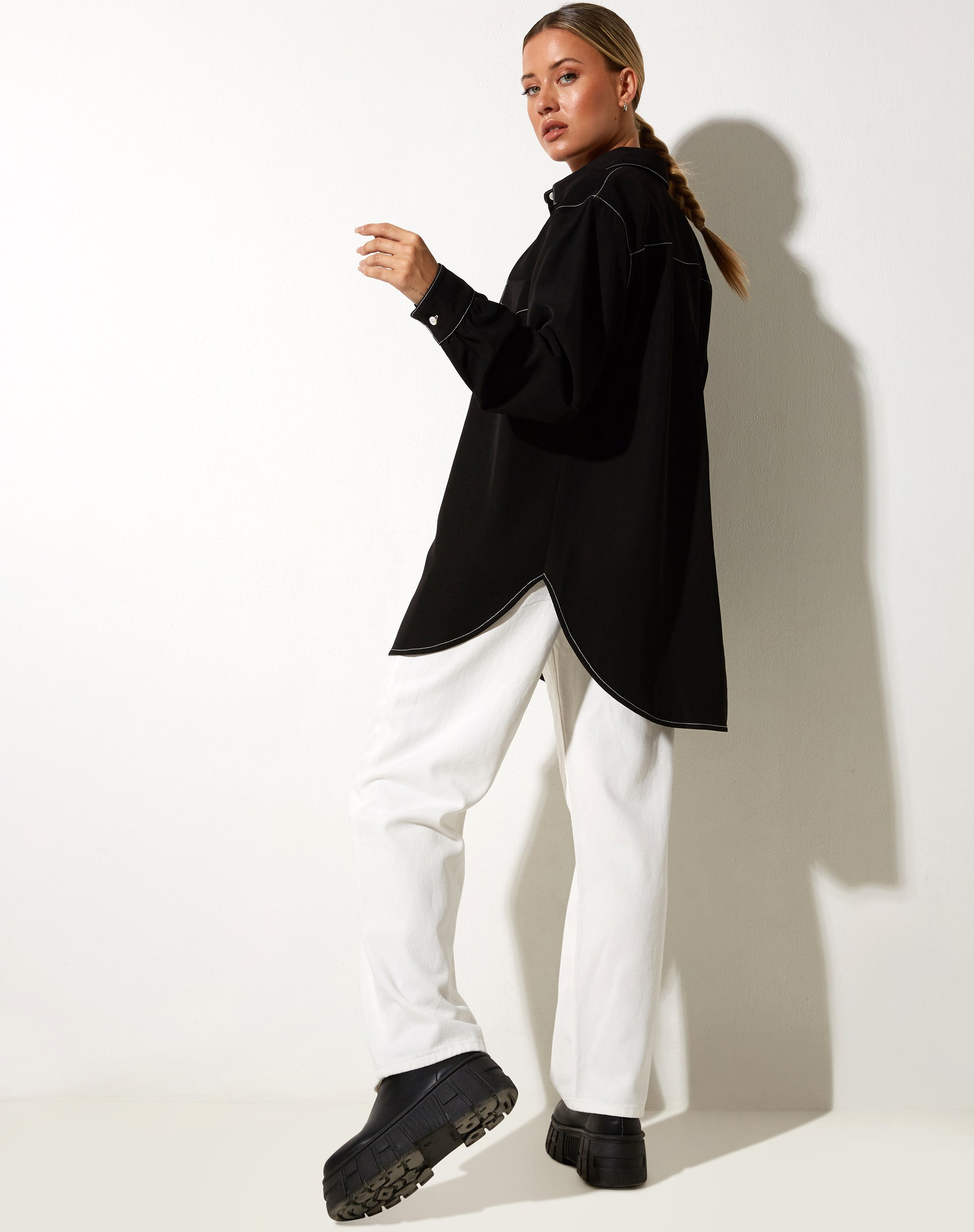 Afbeelding van Gane Shirt in Zwart met Witte Stiksels