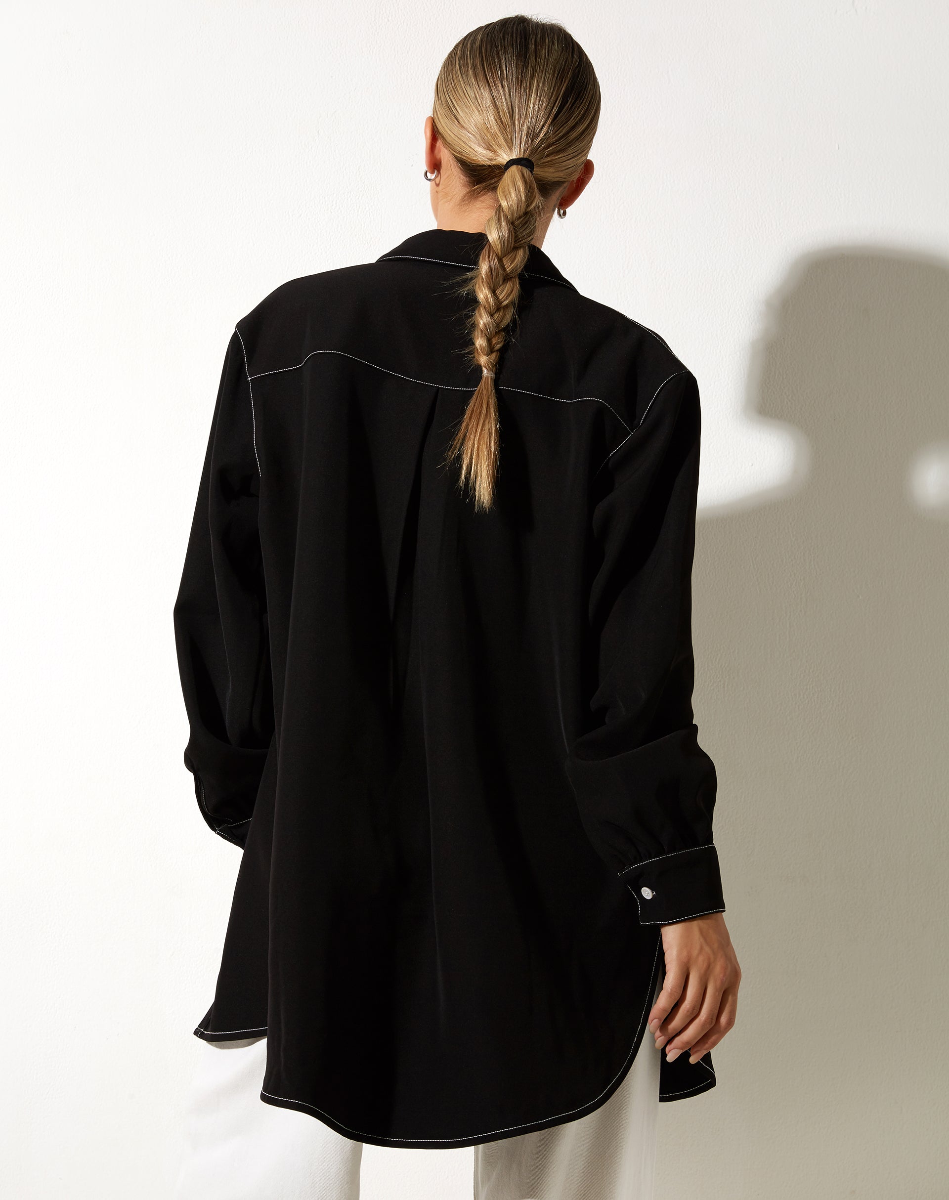 Afbeelding van Gane Shirt in Zwart met Witte Stiksels