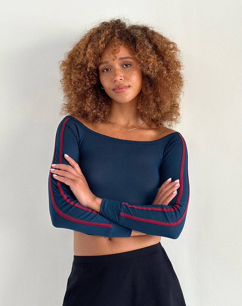 Afbeelding van Gavya Bardot Lange Mouw Top in Navy met Adrenaline Rode Streep