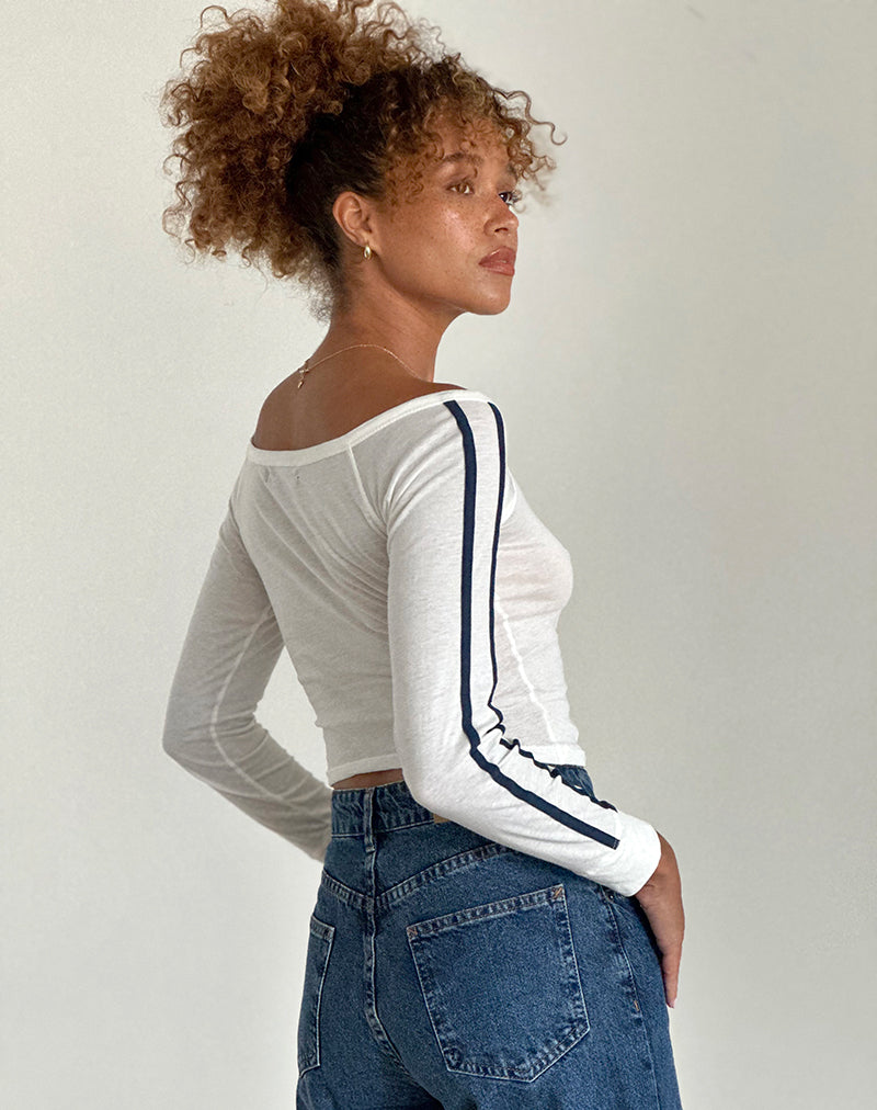 Afbeelding van Gavya Lange Mouw Top in Off White met Navy Streep