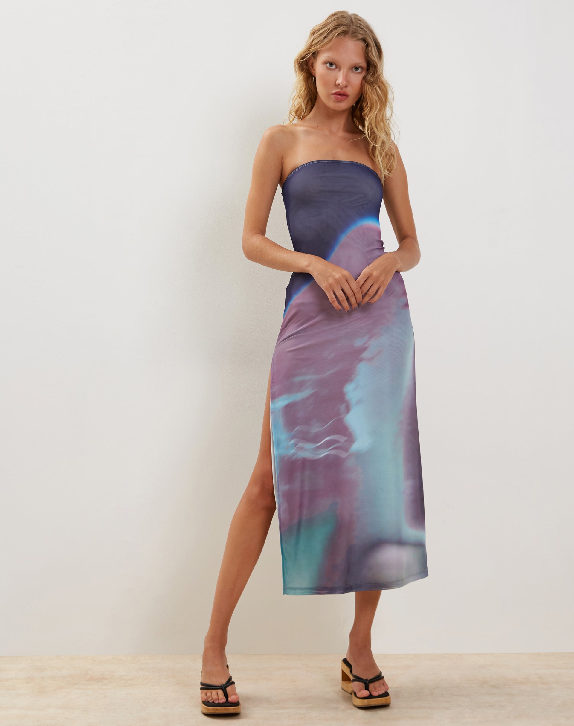 Afbeelding van Givanda Bandeau Maxi Dress in Roze Digi Gradient Print