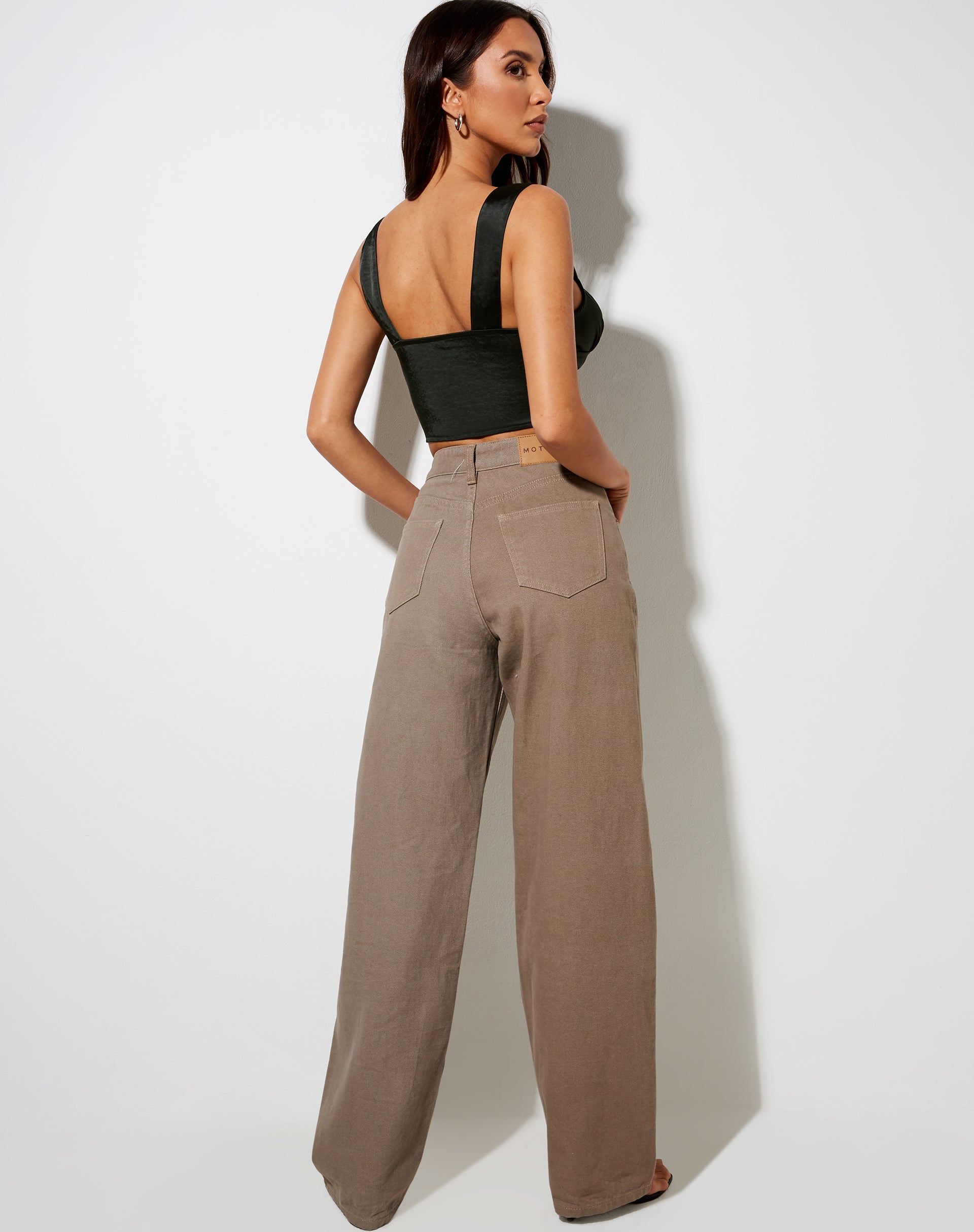 Afbeelding van Gladis Crop Top in Satijn Donker Khaki