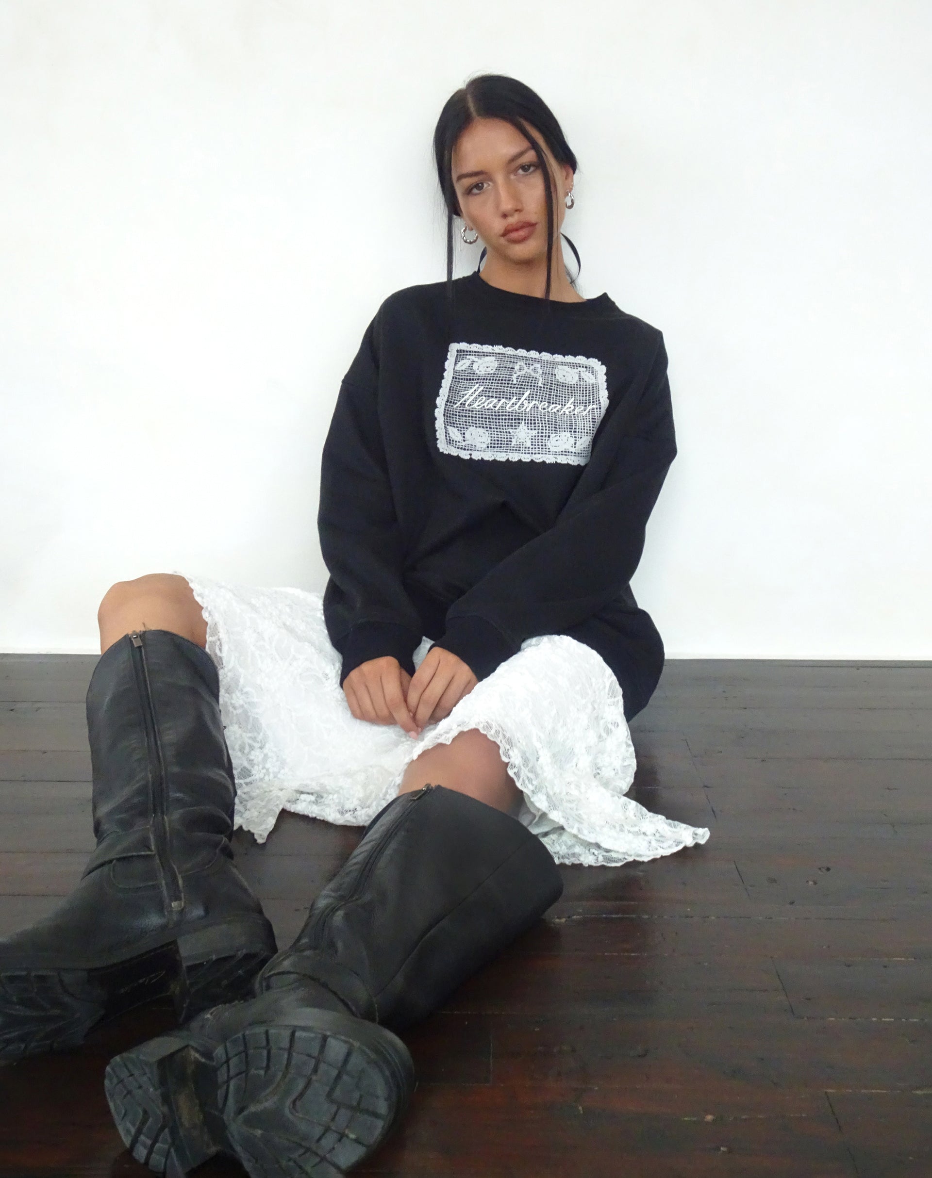 Afbeelding van Glo Oversized Sweatshirt in Zwart met Heartbreaker Graphic