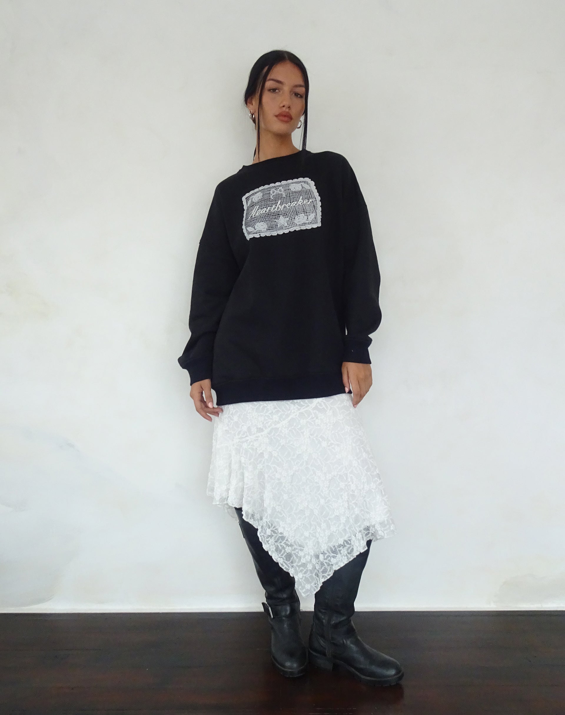 Afbeelding van Glo Oversized Sweatshirt in Zwart met Heartbreaker Graphic