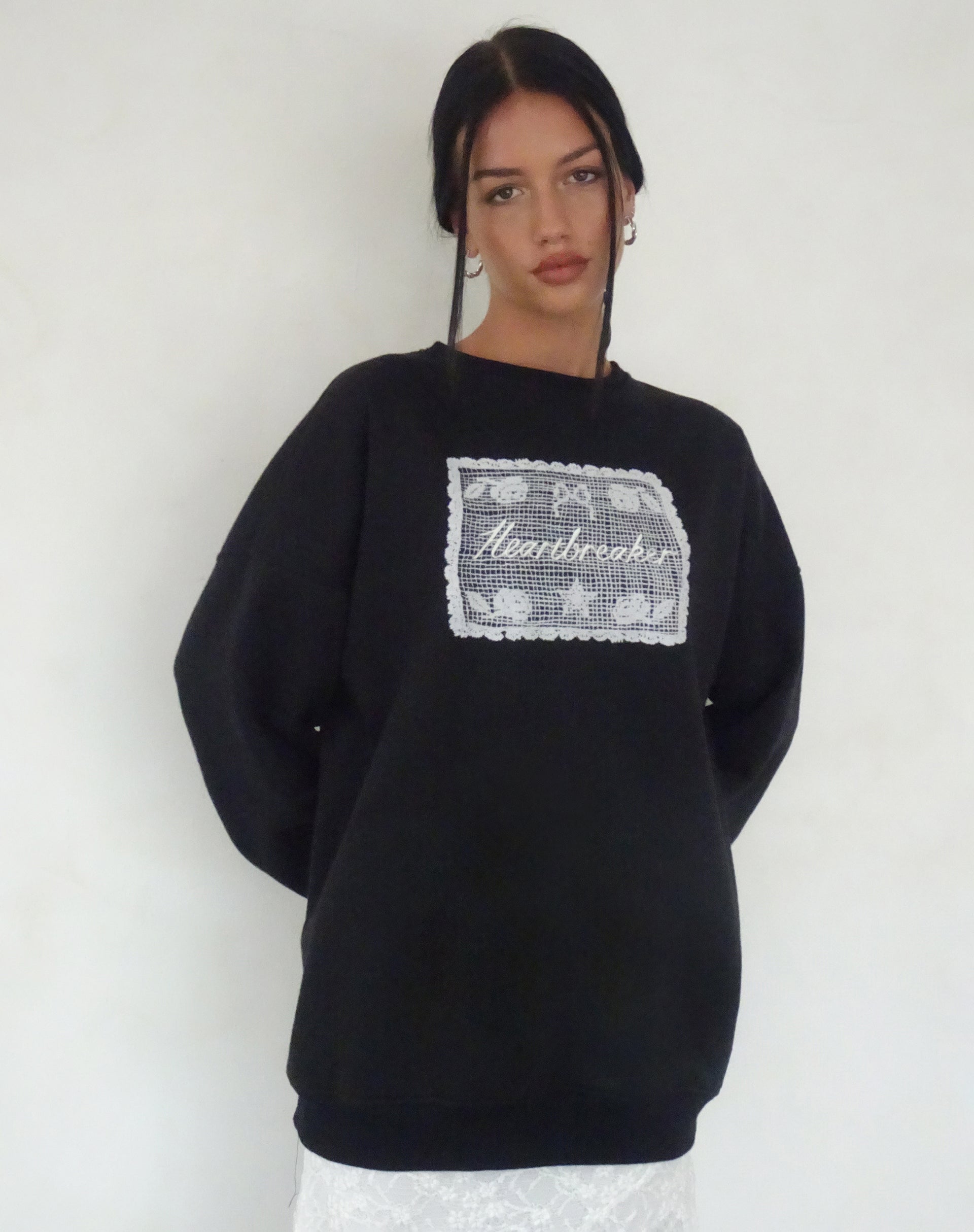 Afbeelding van Glo Oversized Sweatshirt in Zwart met Heartbreaker Graphic