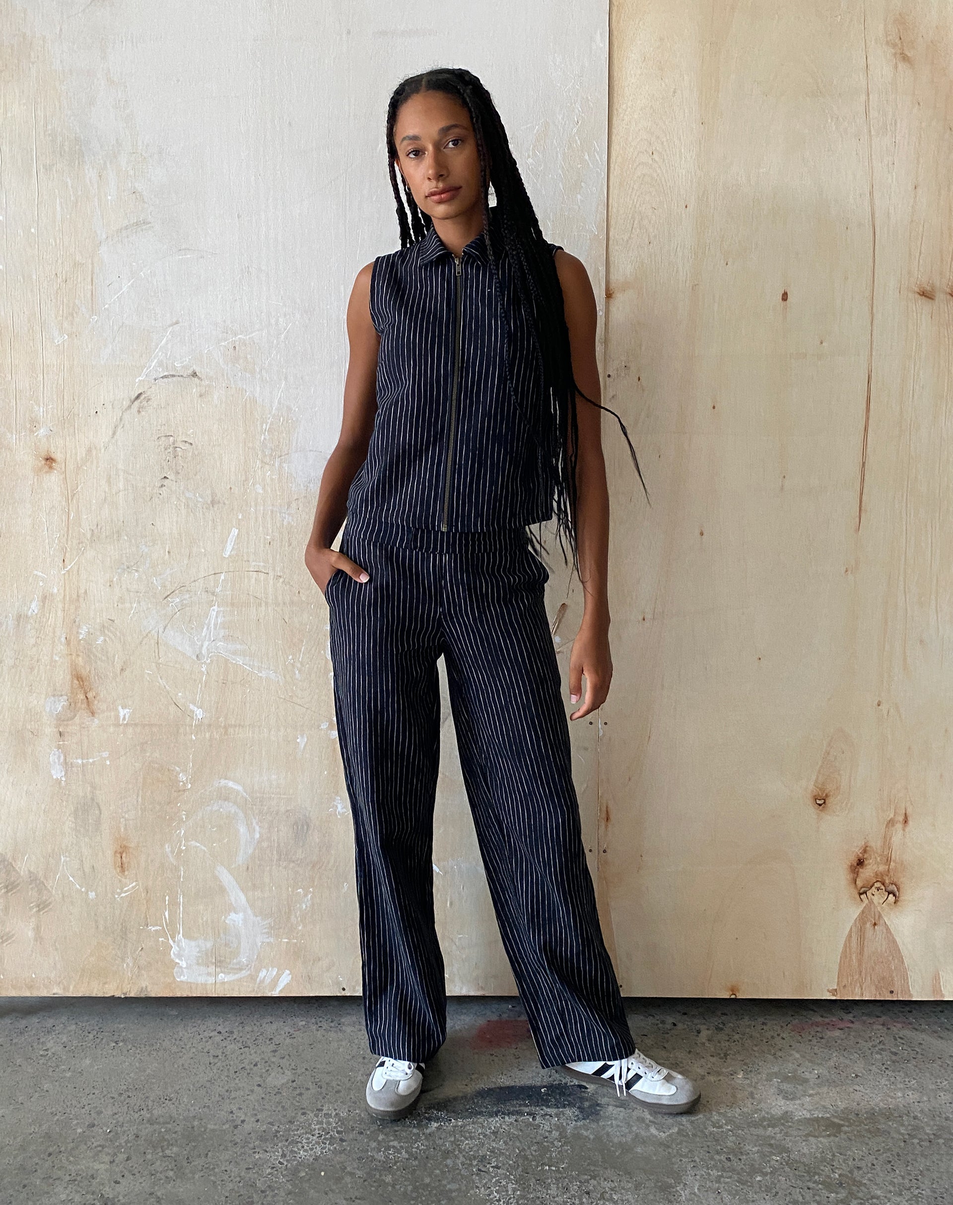 Afbeelding van MOTEL X JACQUIE Graba Straight Leg Trouser in Sketchy Stripe Zwart