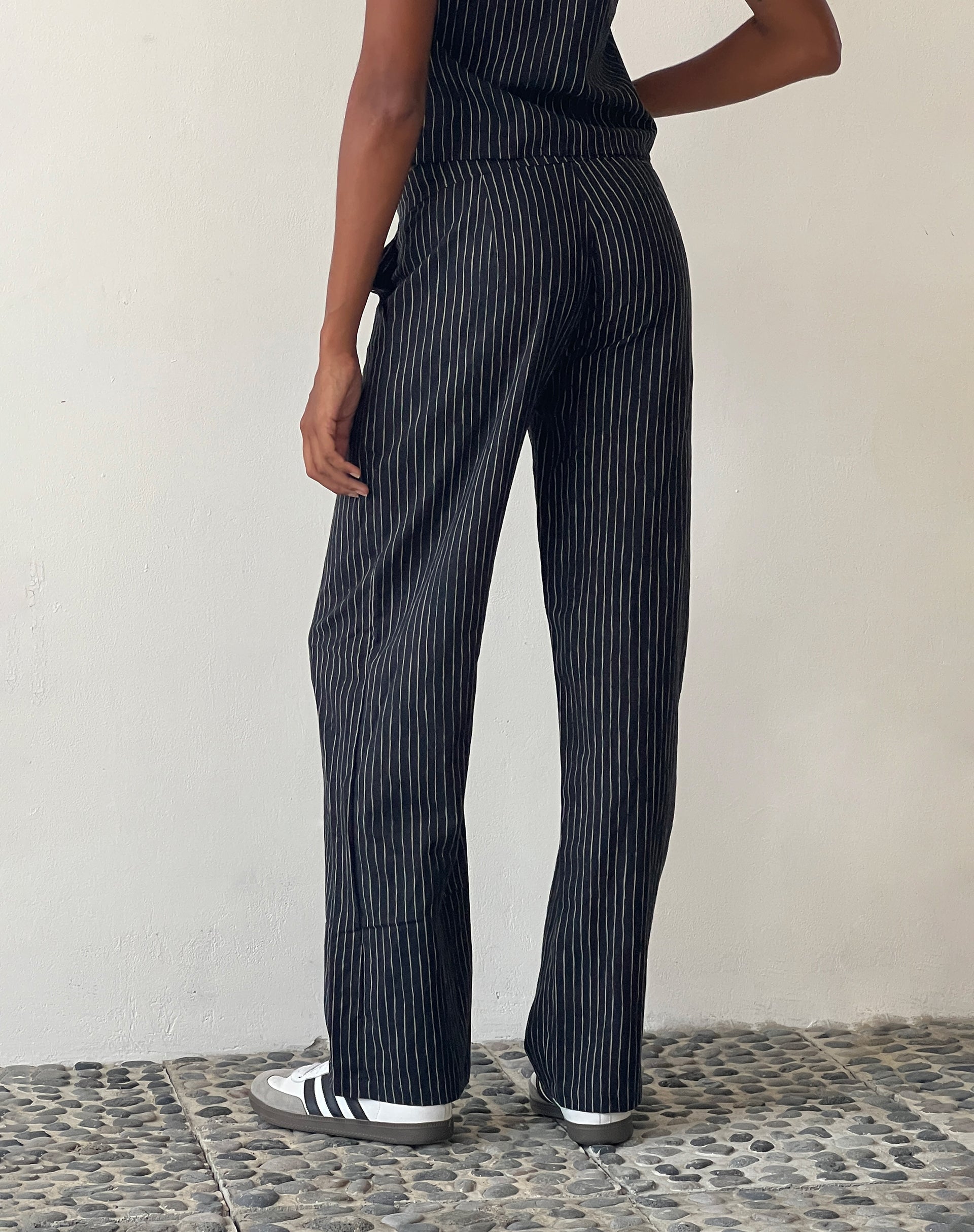 Afbeelding van MOTEL X JACQUIE Graba Straight Leg Trouser in Sketchy Stripe Zwart