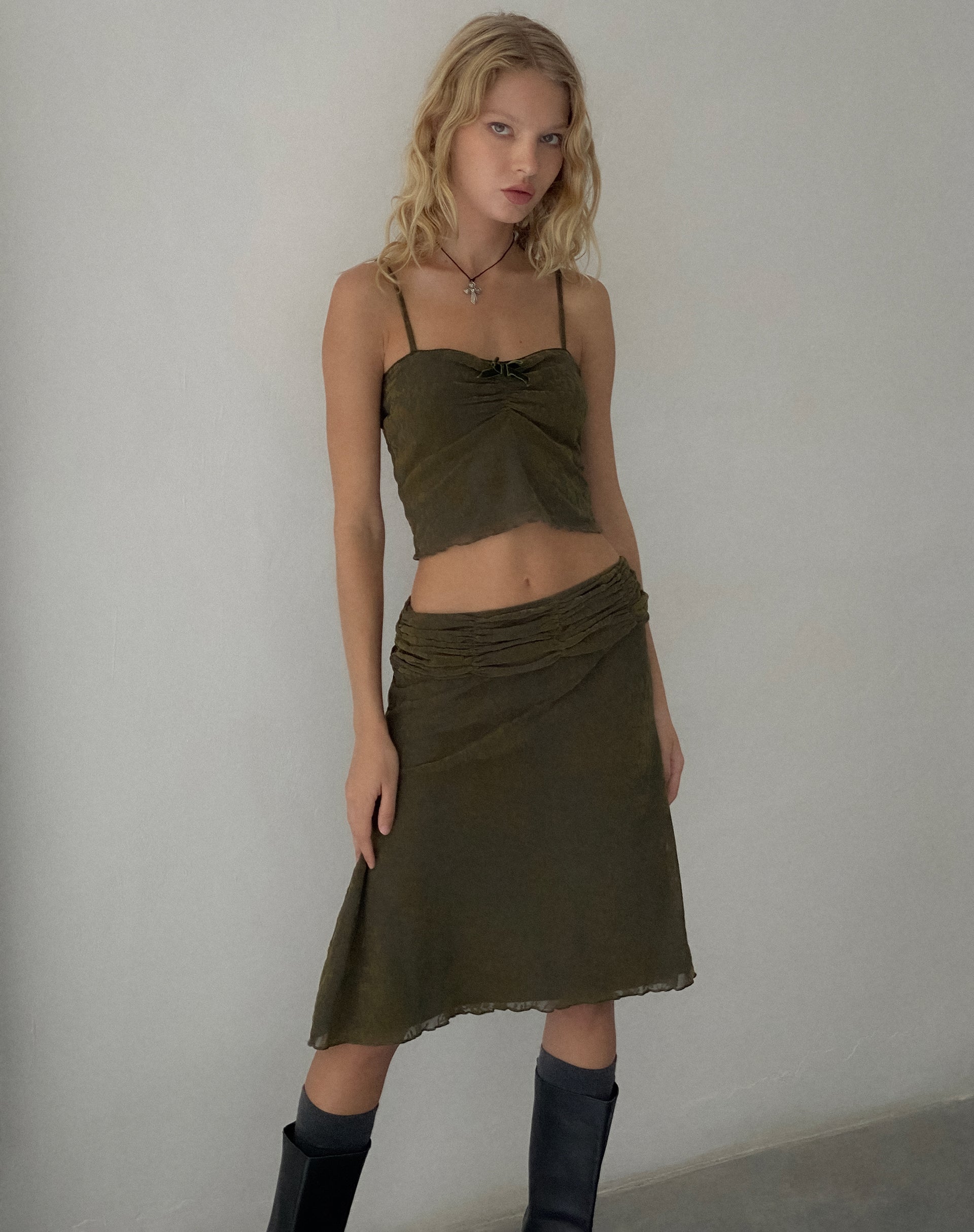 Afbeelding van Halusi Crop Top in Abstract Botanic Dark Olive