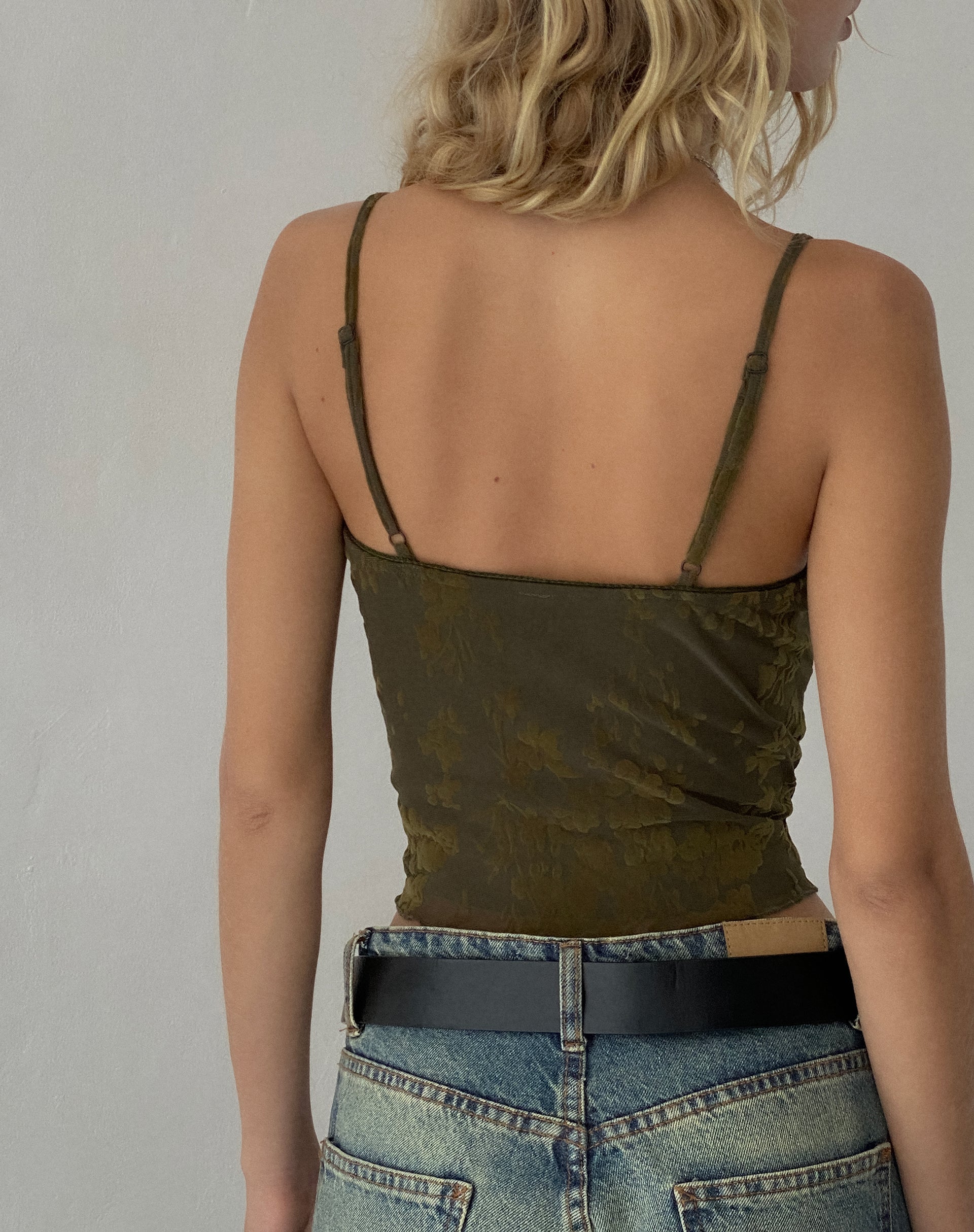 Afbeelding van Halusi Crop Top in Abstract Botanic Dark Olive