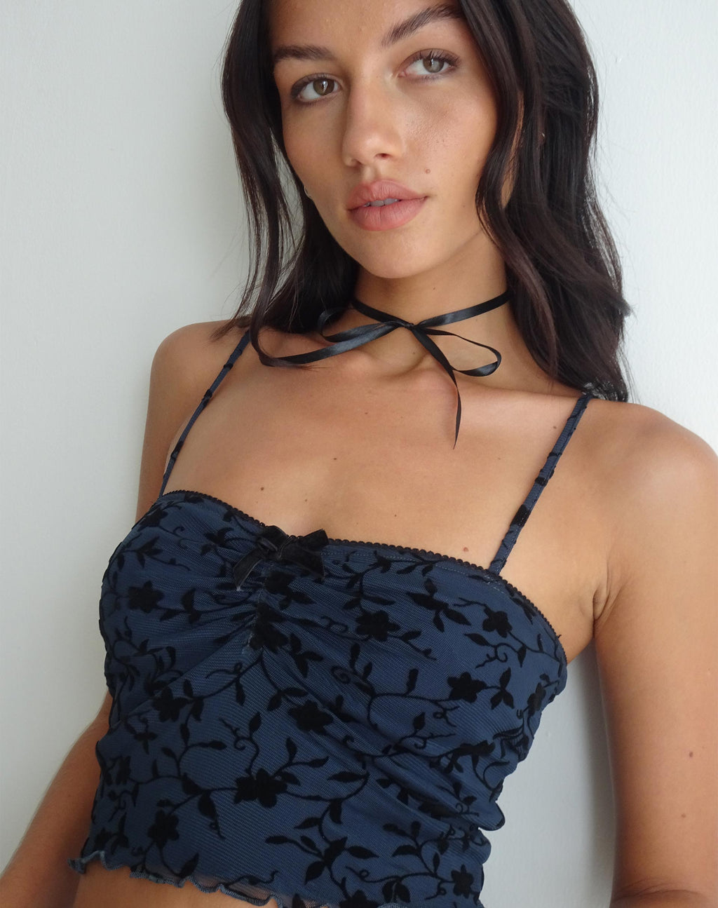 Halusi Crop Top in Pretty Petal Flock Zwart